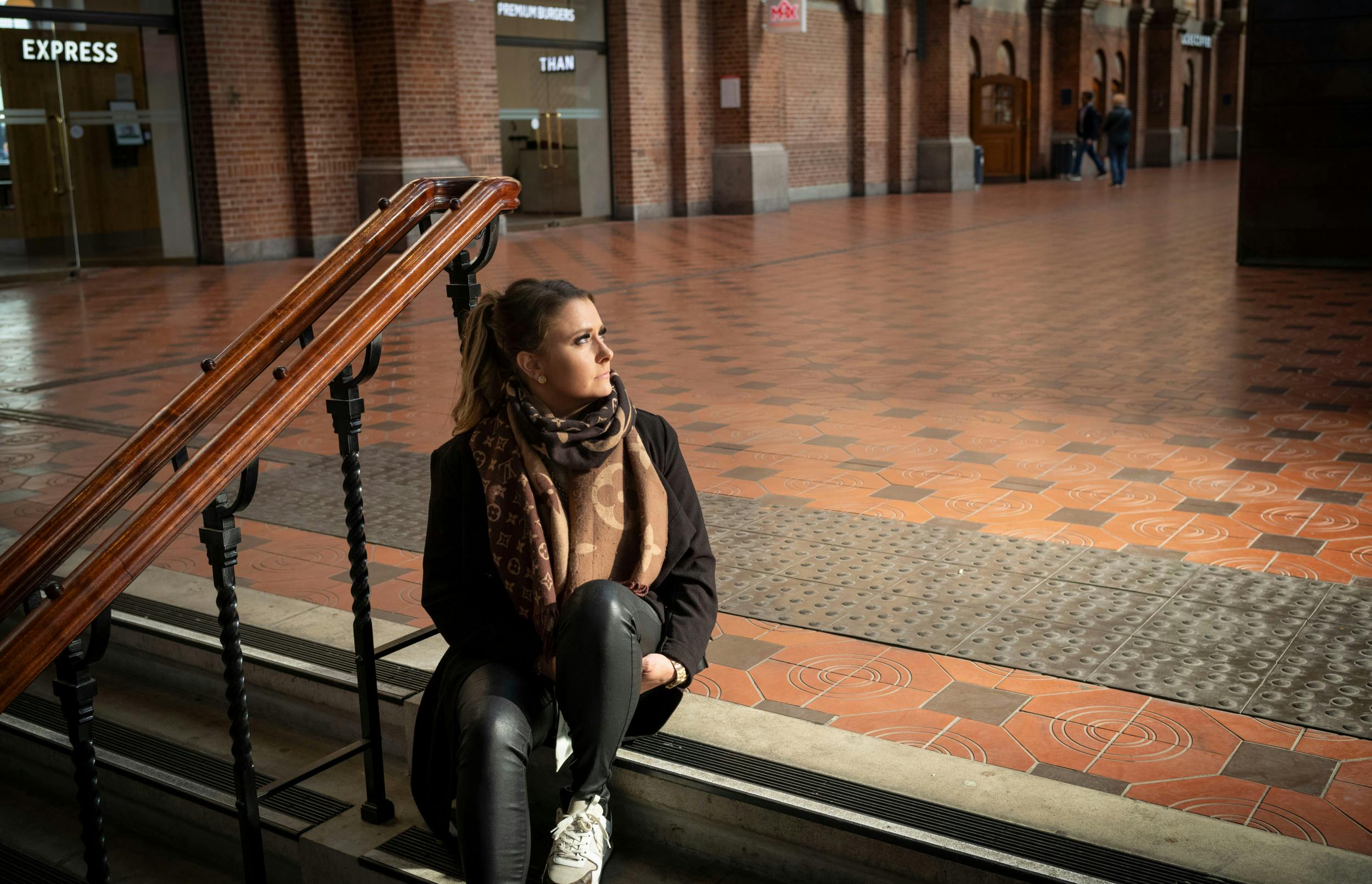 – Min mor og jeg boede i Ringsted, men vi var mest i København, fordi min mor hentede ’medicin’ i København. Hun ville ikke ses med narkomanerne i hjemmebyen, fortæller Sandra. 