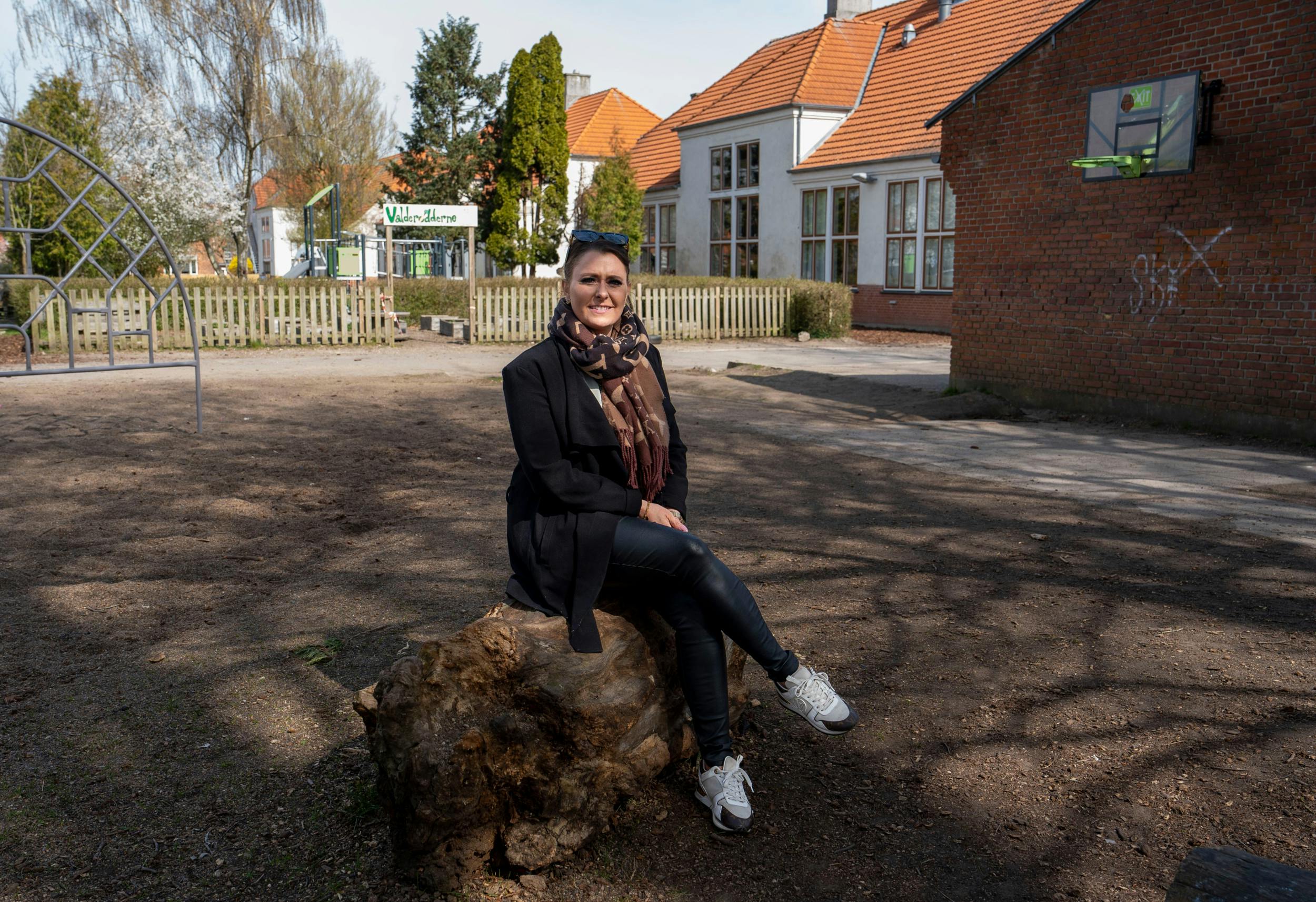 34-årige Sandra Andersen fra Ringsted ved den legeplads, hun blev glemt ved som barn. 