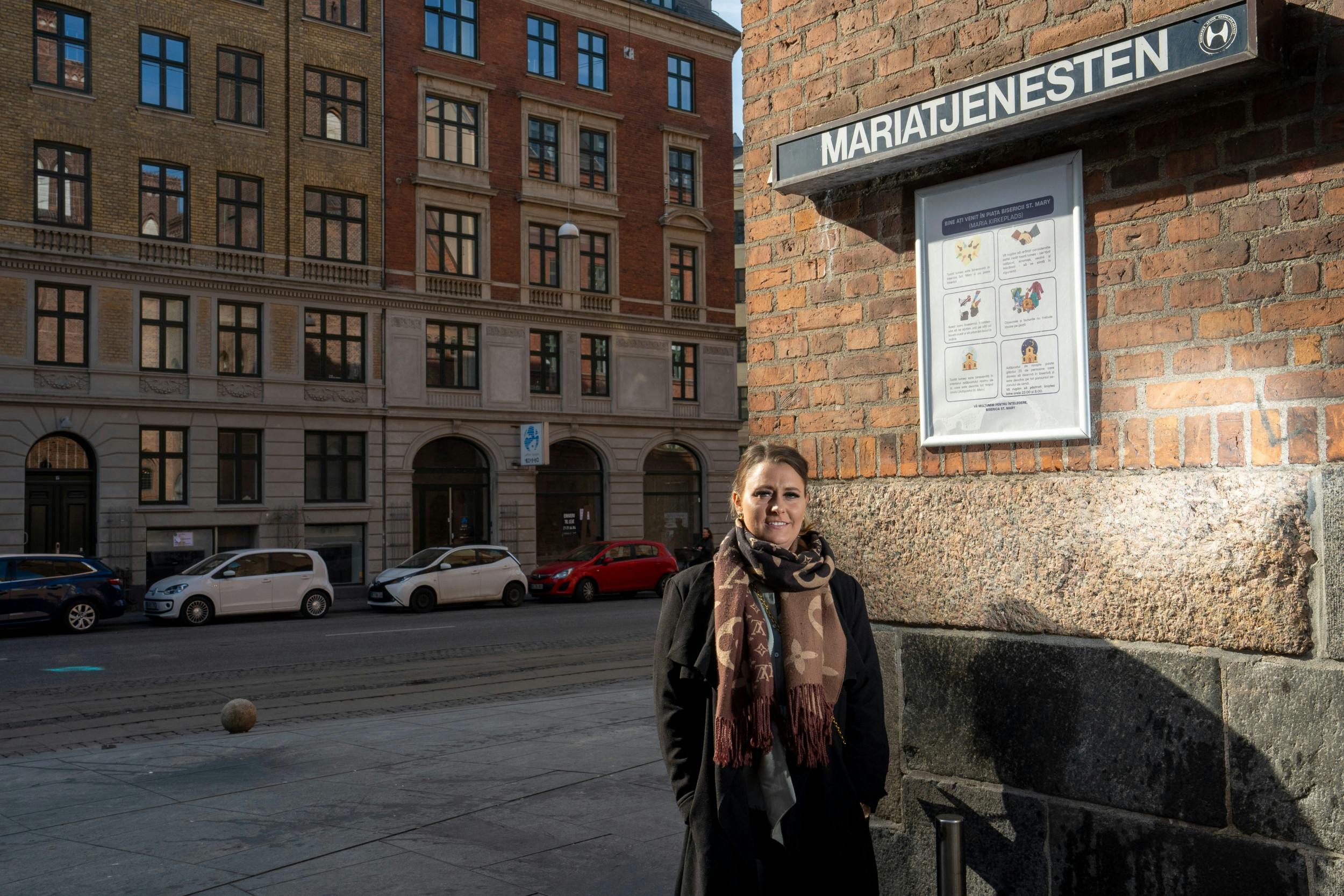 – Efter jeg selv har fået børn, har jeg tænkt over, hvem der har taget sig af mig, når jeg var syg, siger Sandra, her ved Mariakirken på Vesterbro, hvor hun har overnattet som barn.
 