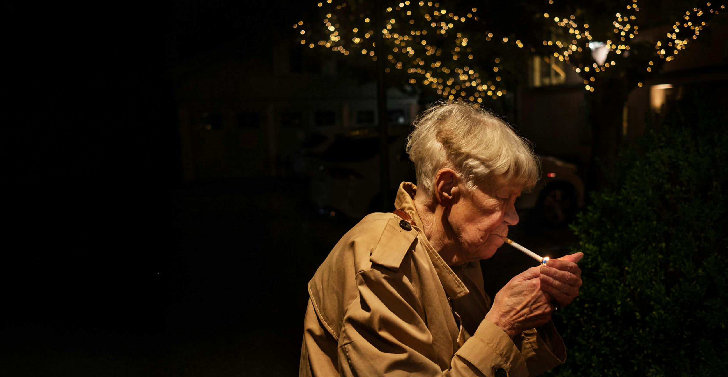 Elisabet tager sig en cigaret, dagen før hun skal modtage aktiv dødshjælp i Schweiz. 