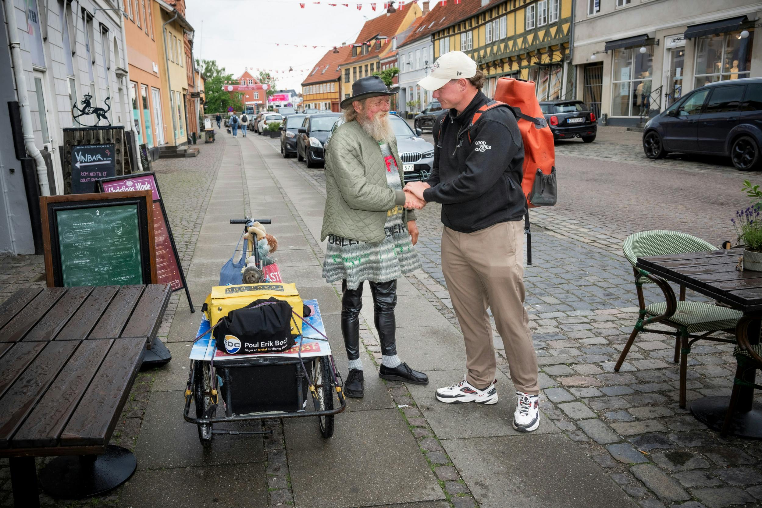 27-årige Jonas Køppen hilser på sin nye ven,  62-årige  hjemløse Pinse fra Køge. 