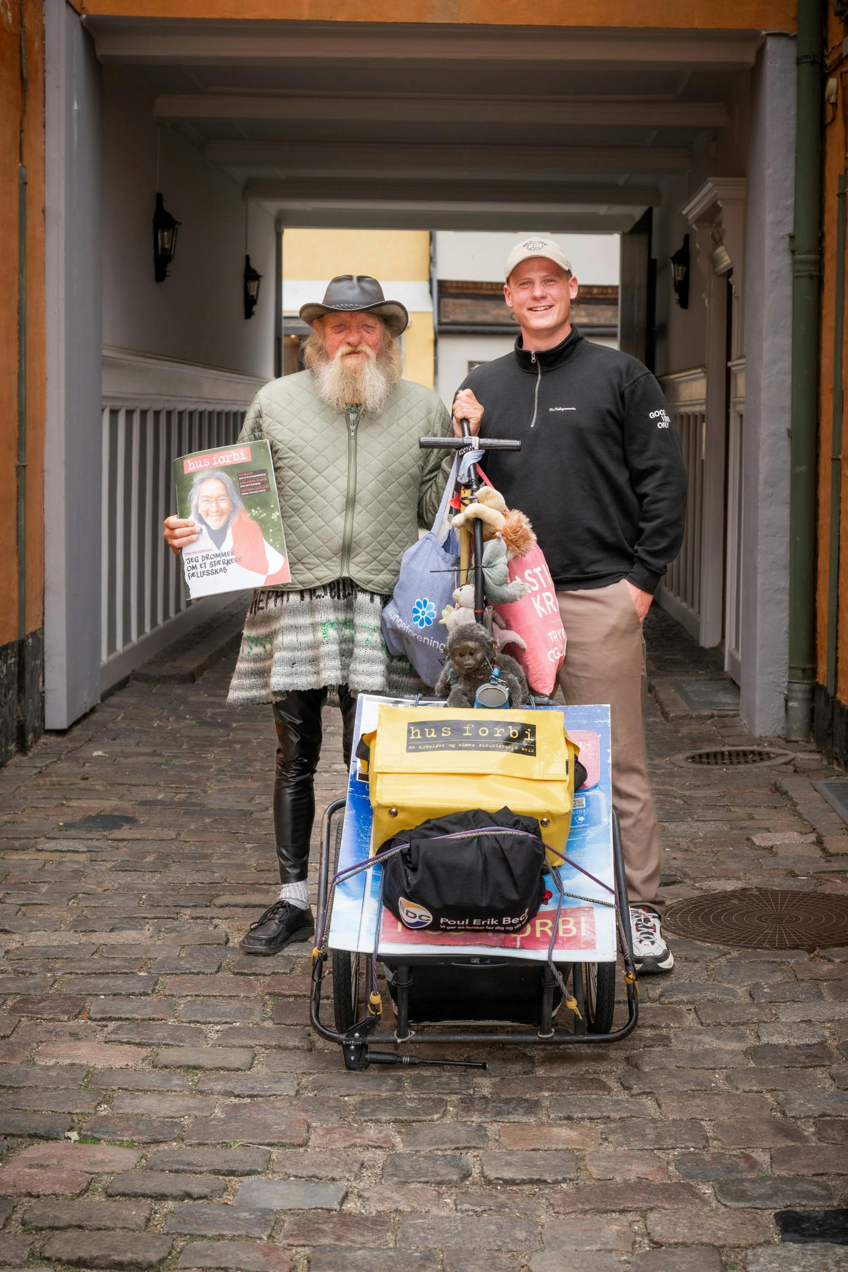 Pinse supplerer sin indkomst med salget af hjemløseavisen ”Hus Forbi”. 