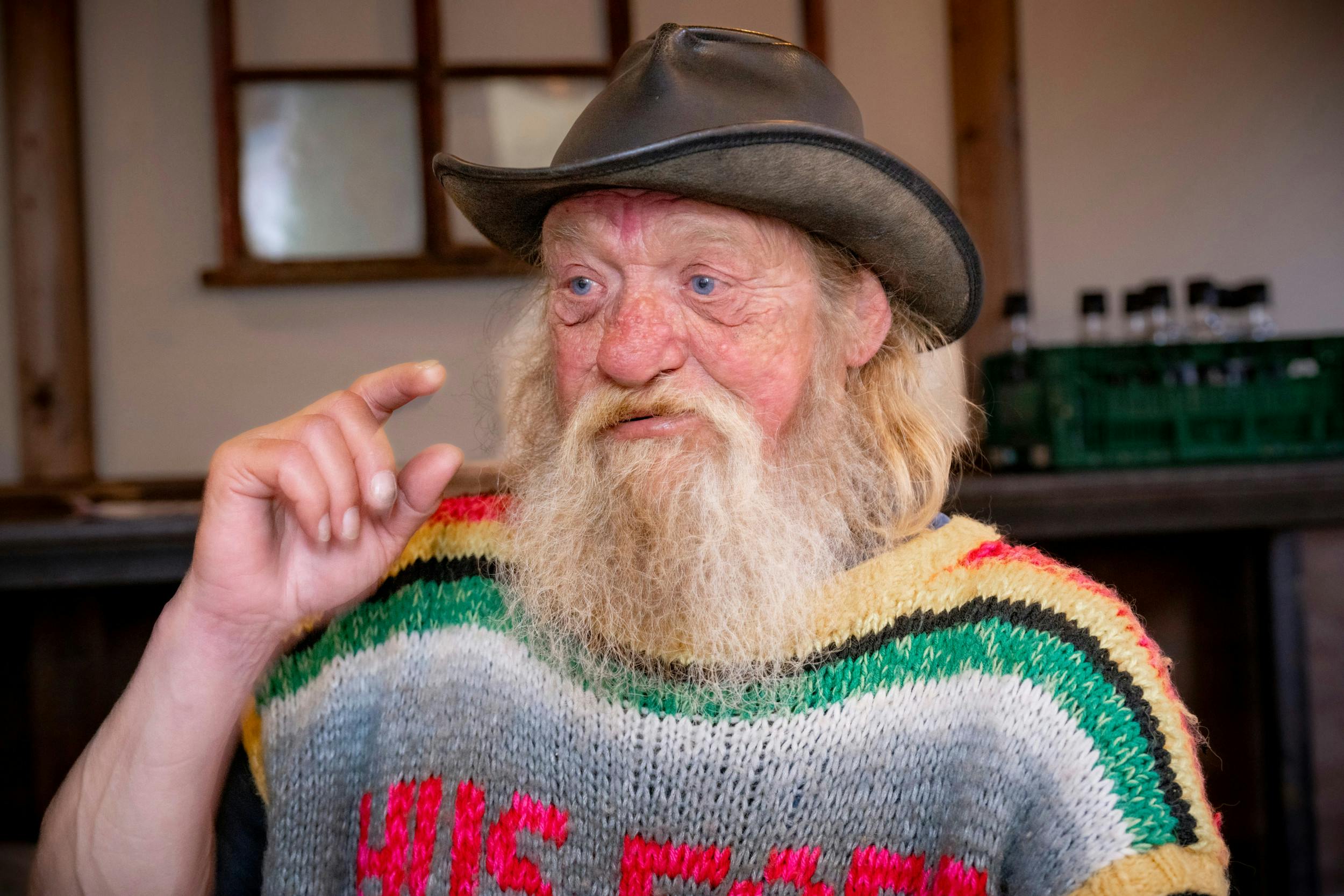 Pinse tænker, at mange nok ser ham som en forhutlet stakkel, men selv føler han sig lykkelig og fri. 