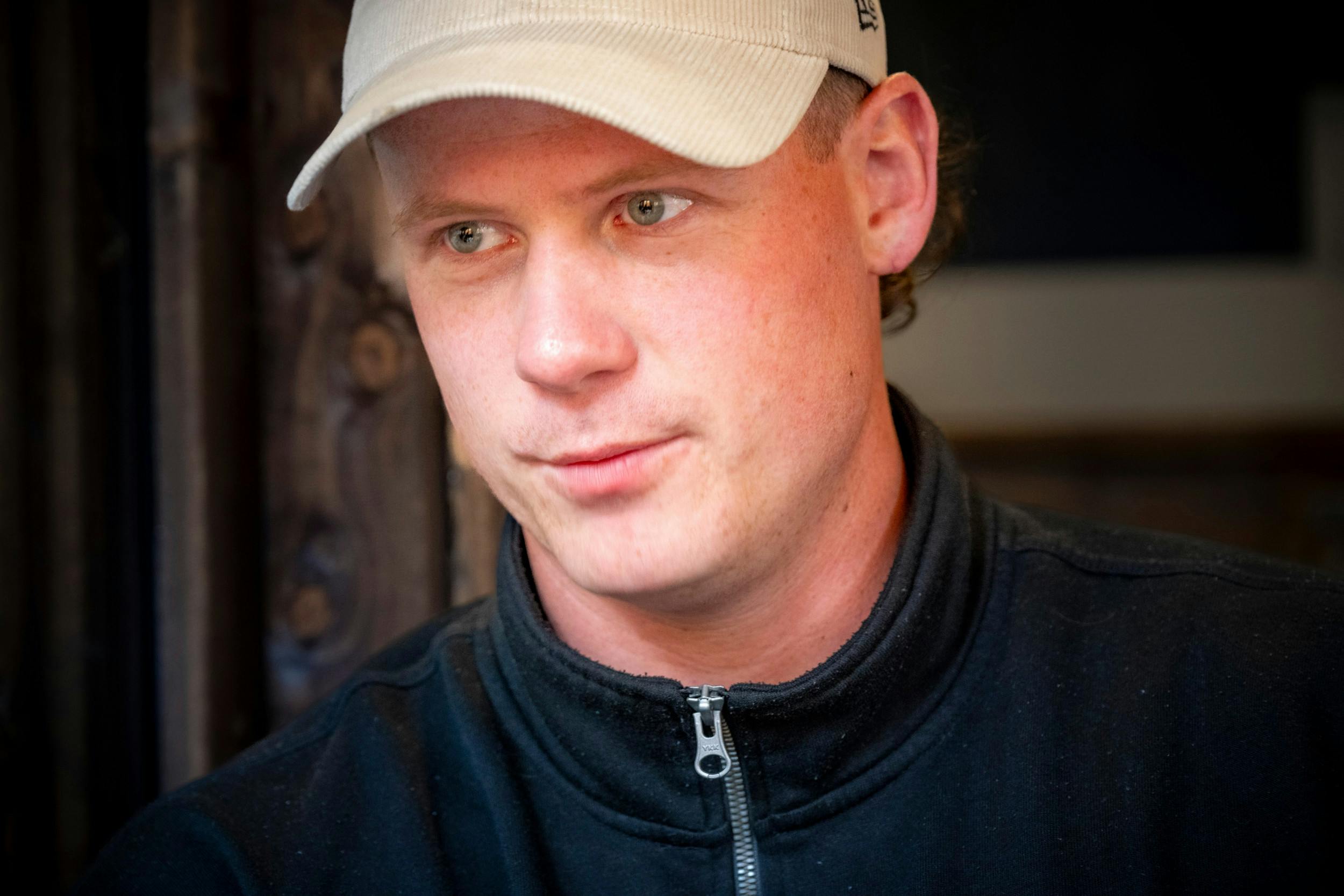 Jonas har tidligere været ude i et misbrug af stoffer, men med hjælp fra især sin familie er han i dag stoffri. 