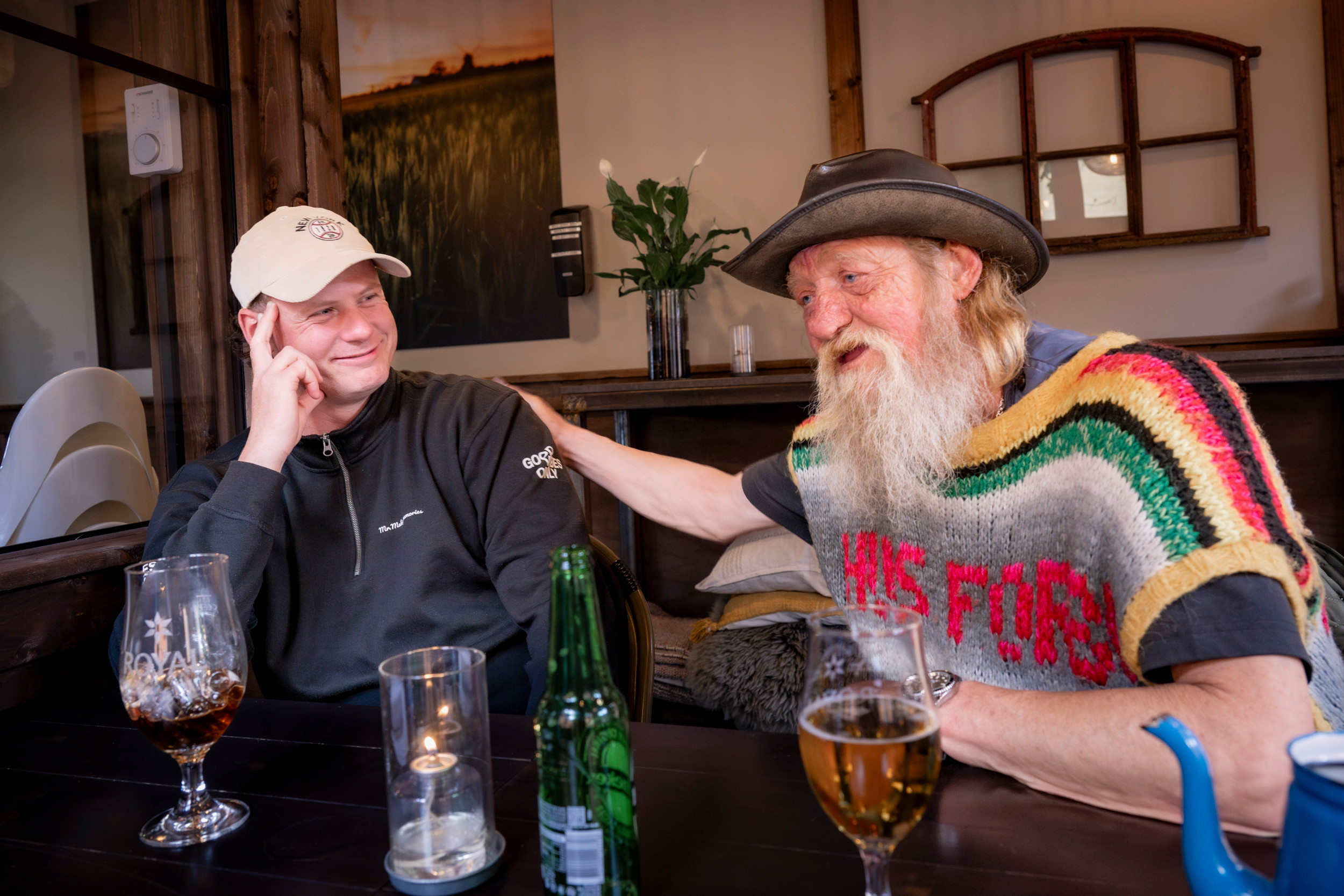 – Jeg synes, du er sej. Både det, at du er kommet ud af dit misbrug og det, at du hjælper andre, roser Pinse. 