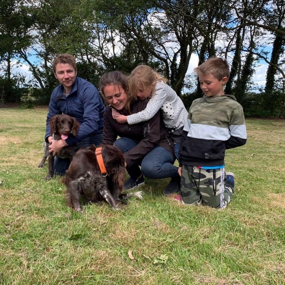 Her er familien fotograferet sammen på kennelen, hvor deres hund, Vilma, blev født. 