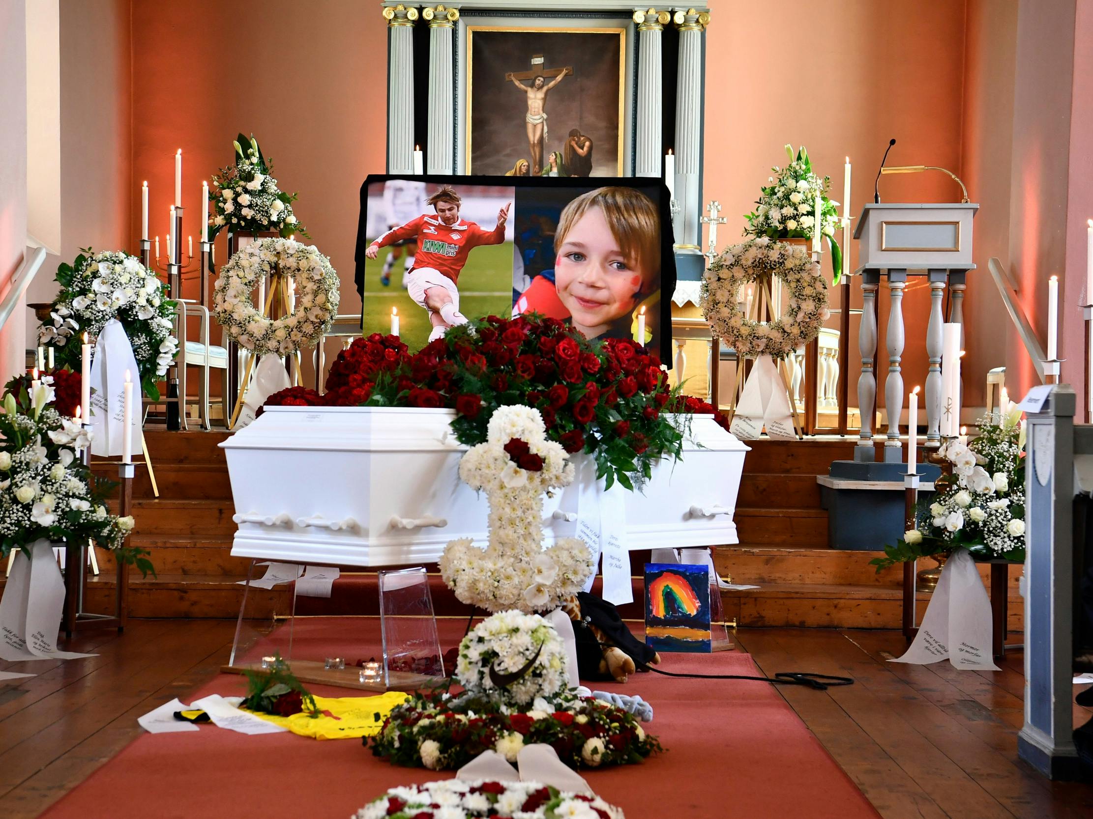 Benjamin og far Kim André blev stedt til hvile i samme kiste. Billedet her er fra begravelsen i Haug Kirke i Norge to uger efter ulykken.