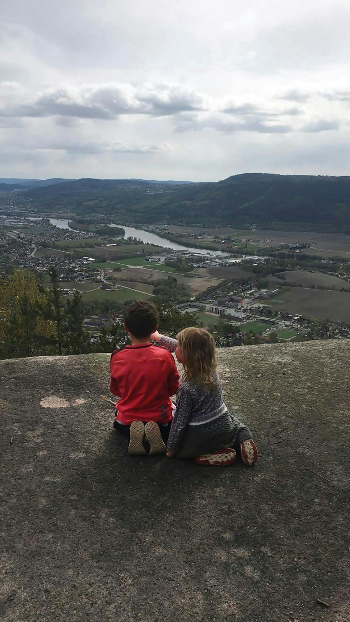 Der var kun et år mellem Benjamin og Julie. Her nyder de to søskende udsigten over hjembyen Hokksund. 