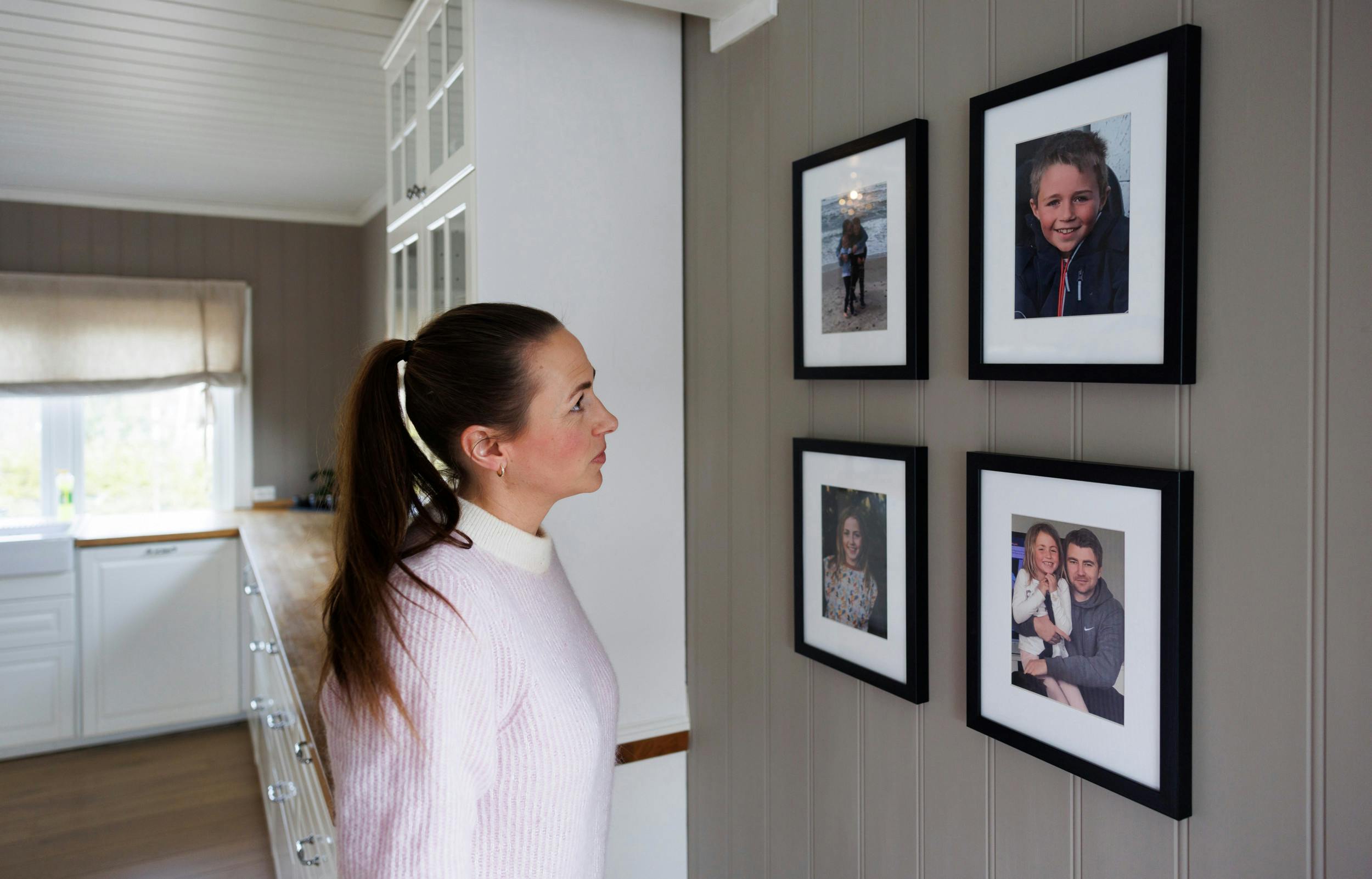 I spisestuen hænger der billeder fra dengang, hvor familien bestod af fire. Marthe forsøger nu på bedste vis at leve sit liv med sorgen. 