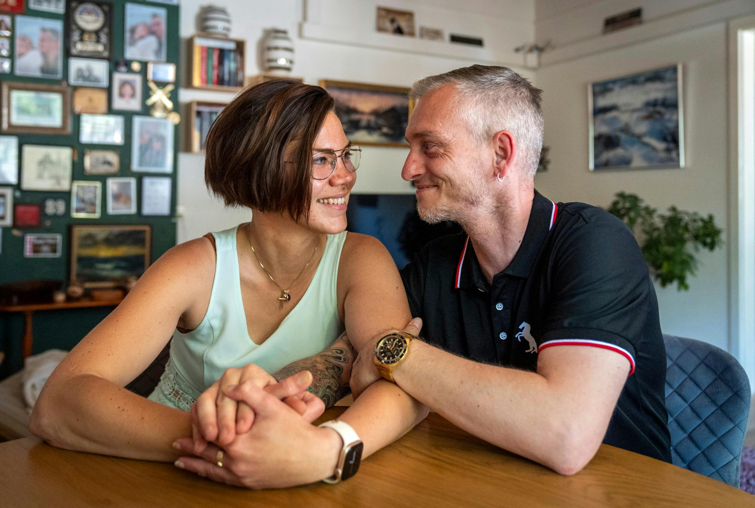 – Claus’ kærlighed har reddet mig, fortæller Karina. 