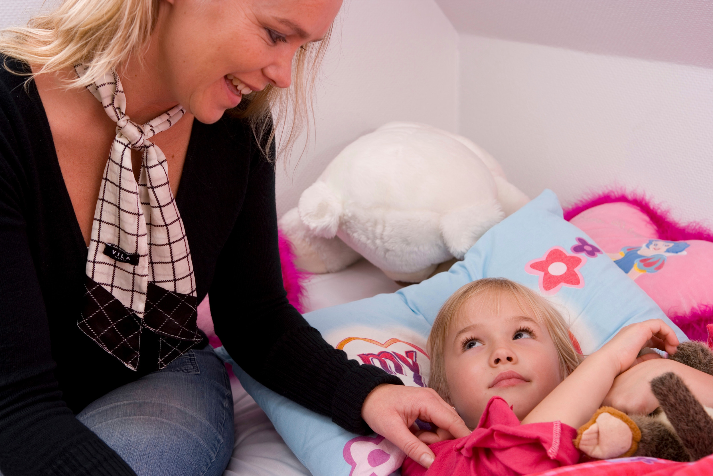 Vennepar uenige om sengetider på fælles ferie: En mor er ved at lægge sin 5-6-årige datter til at sove.