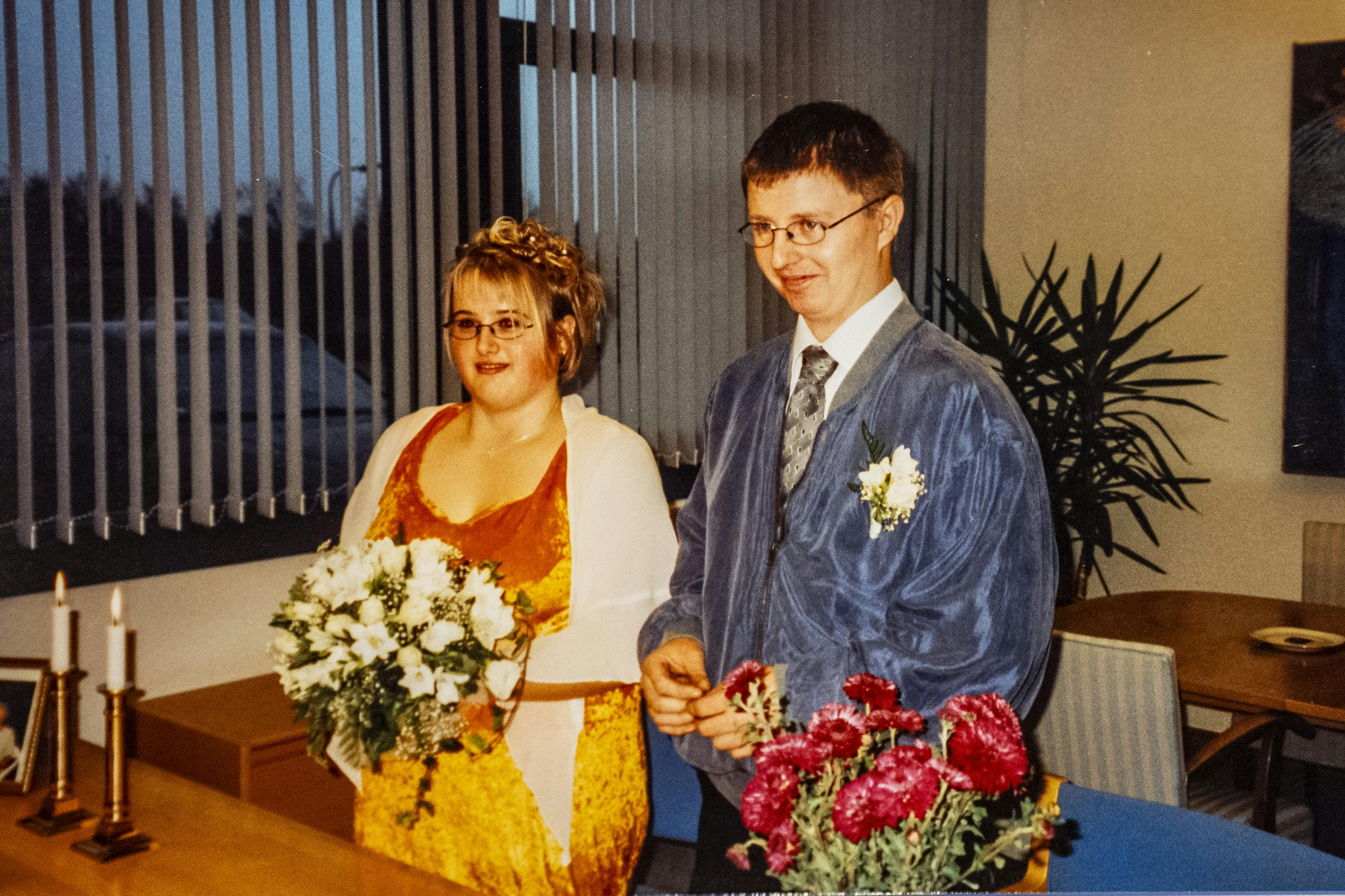 Rikke og Morten da de blev gift på Rådhuset i 2003. Rikke ønskede en stor fest, men Morten var ikke vild med den store opmærksomhed, og derfor blev det kun til et mindre arrangement med få venner.