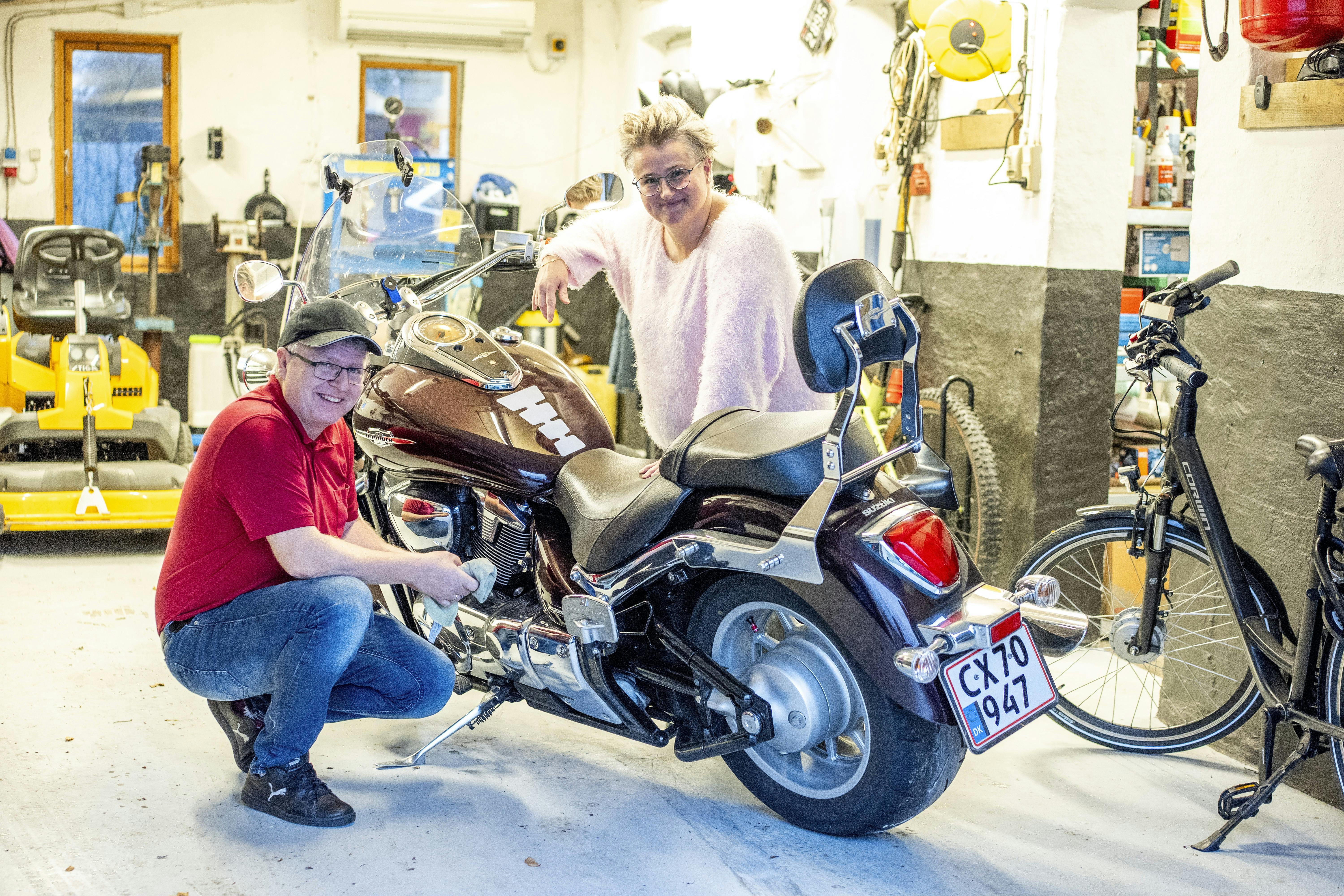 Rikke og Morten Christensen i Sønderjylland i Gram. Her med deres fælles interesse, deres motorcykel.