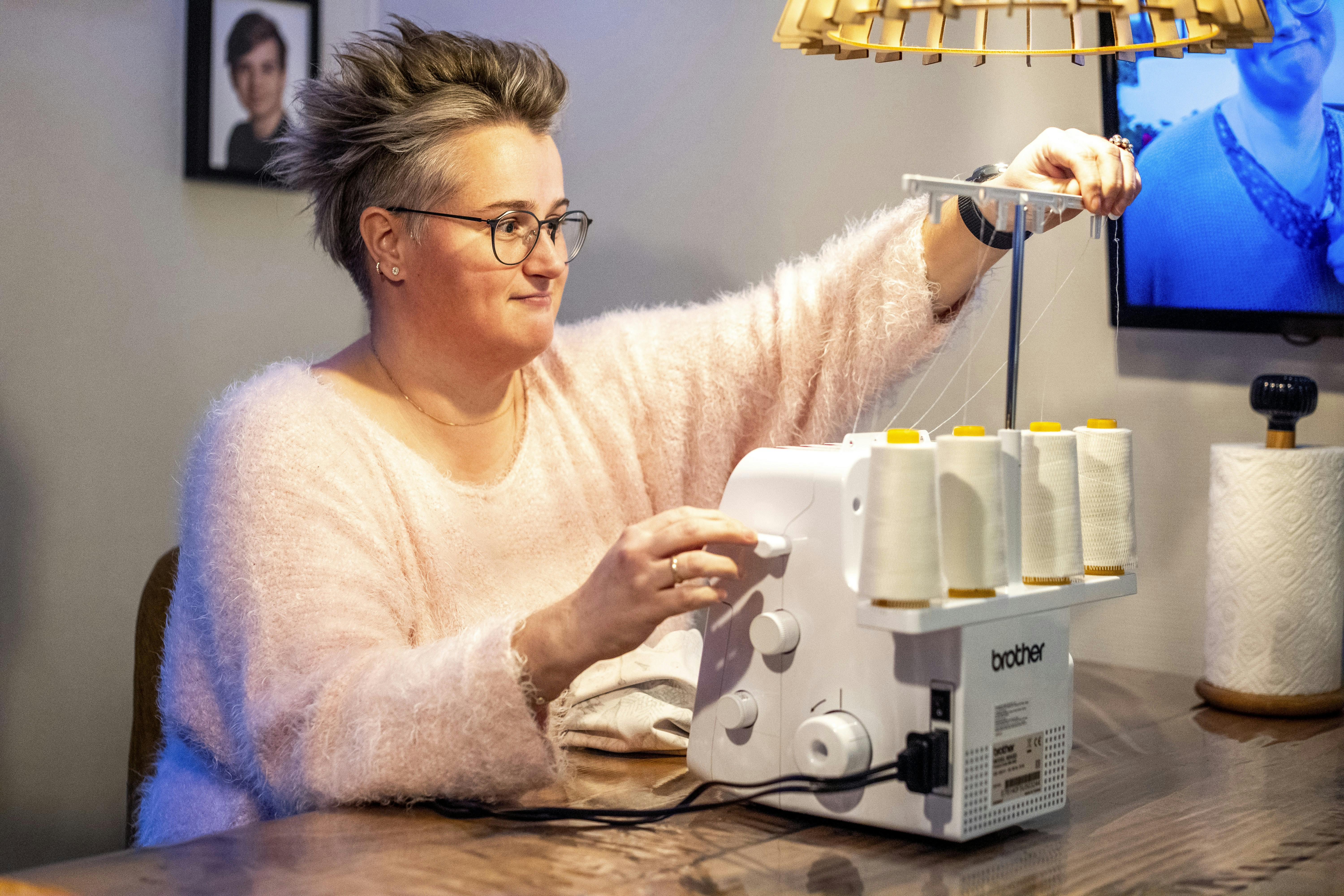 Rikke ved sin symaskine, hvor hun arbejder på et af sine mange kreative påfund.