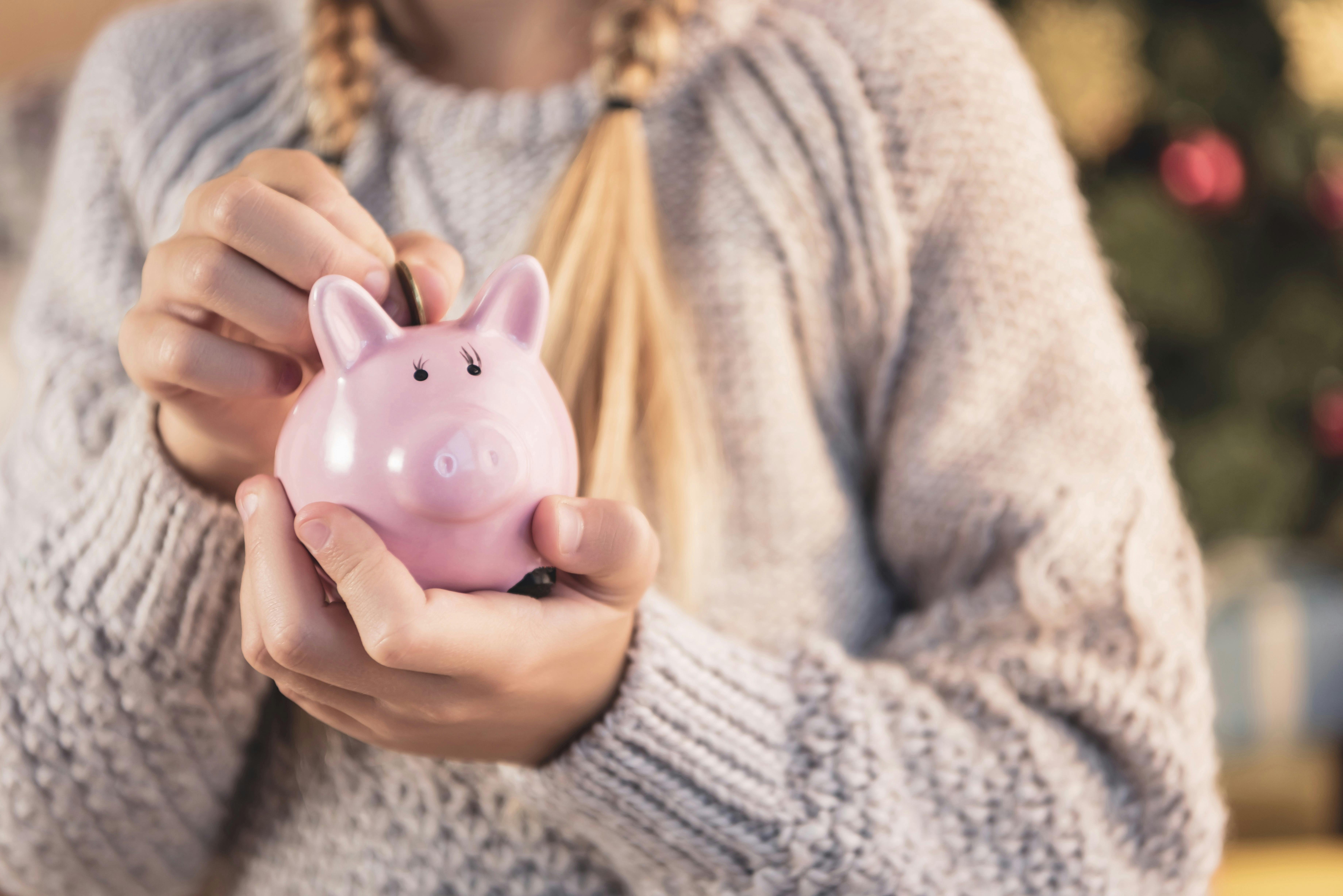 Danskernes opsparing og investeringer: Vi går glip af milliarder - Kvinde lægger mønt i sparegris