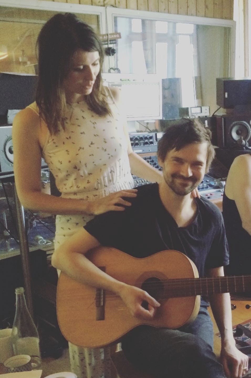 Kira Skov og kæresten Nicolai Munch-Hansen med guitar (afdød)