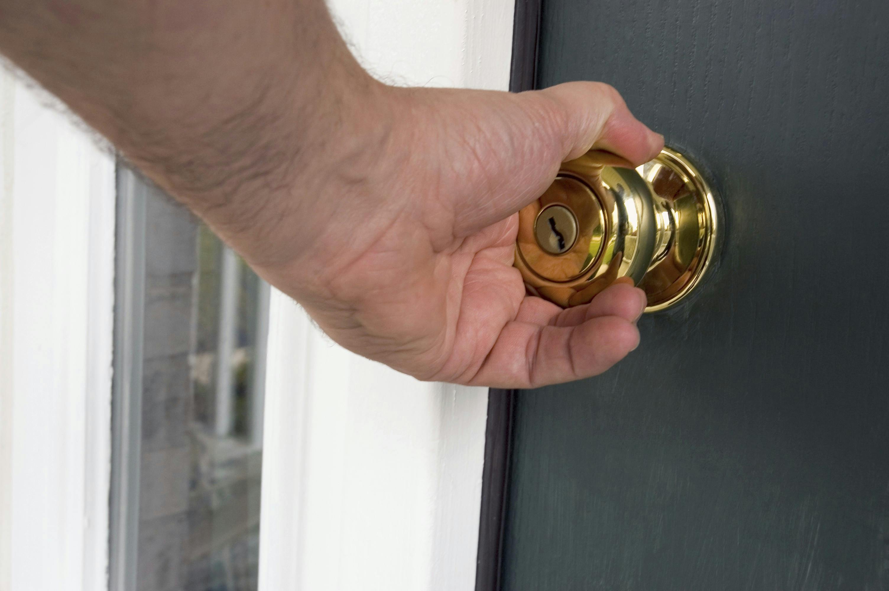 Mand tager i dør - svindlere møder frem hjemme hos folk.