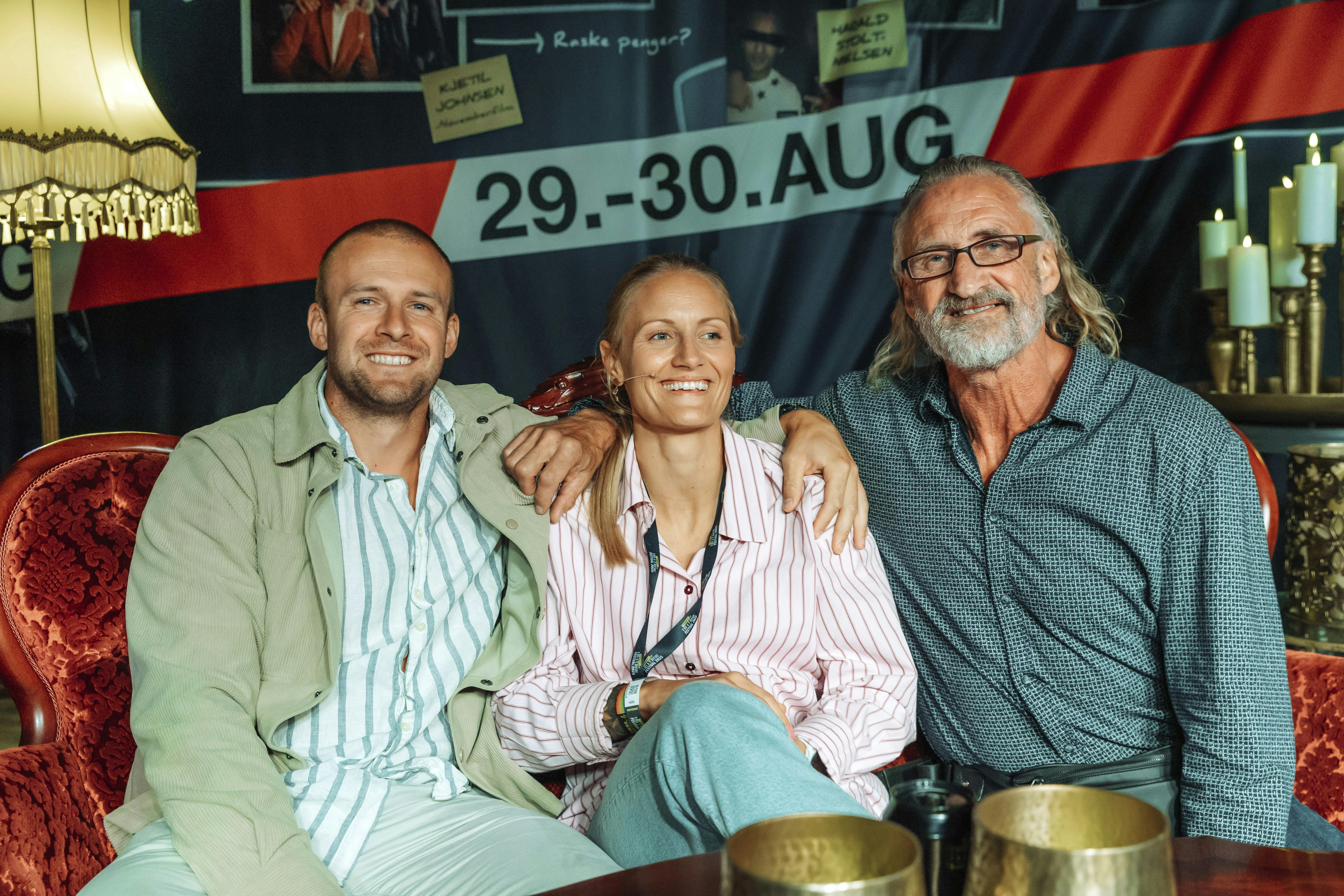 Nicoline sammen med sin bror og far.