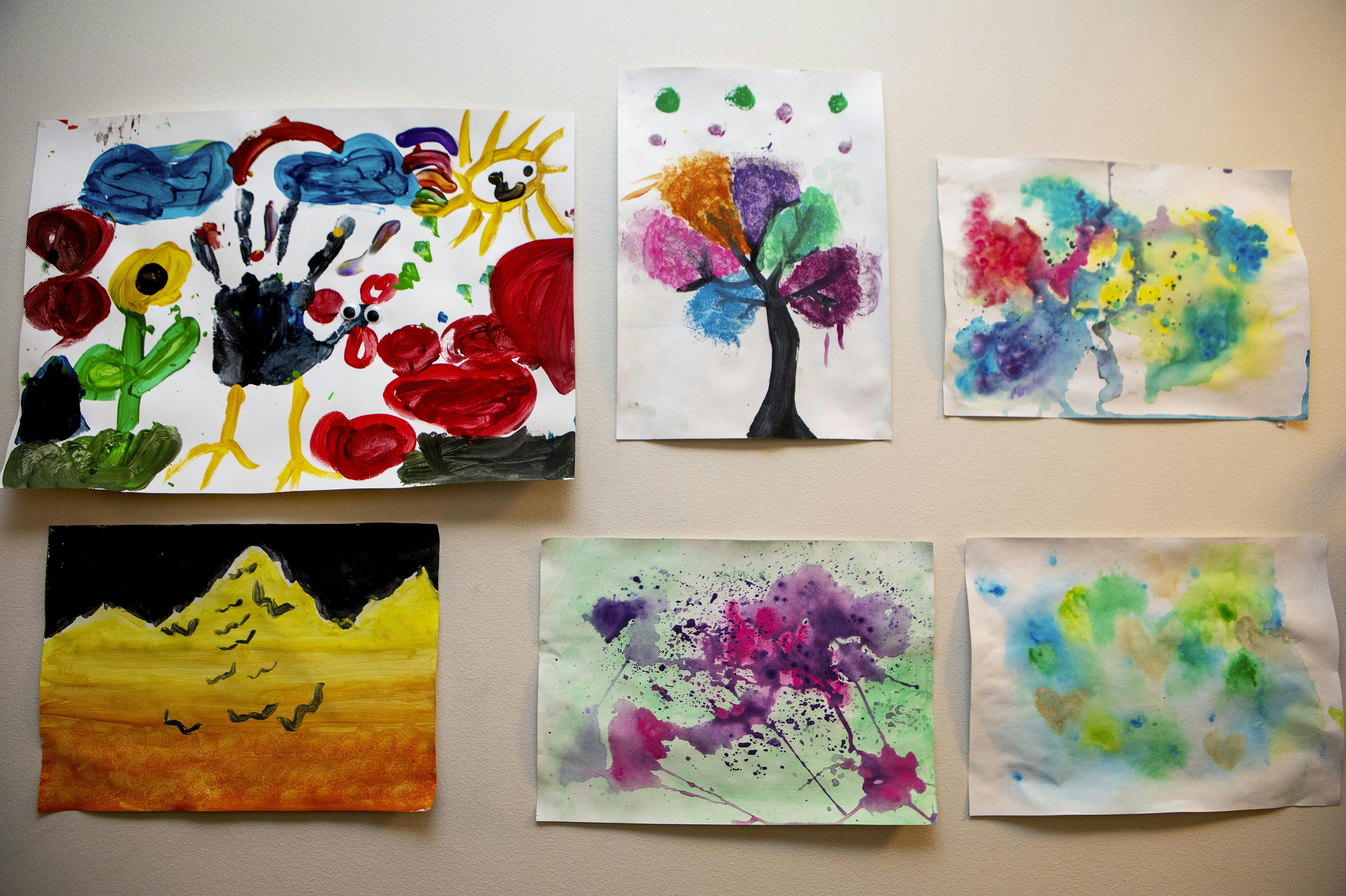 Børnetegninger på krisecenteret i Oslo.