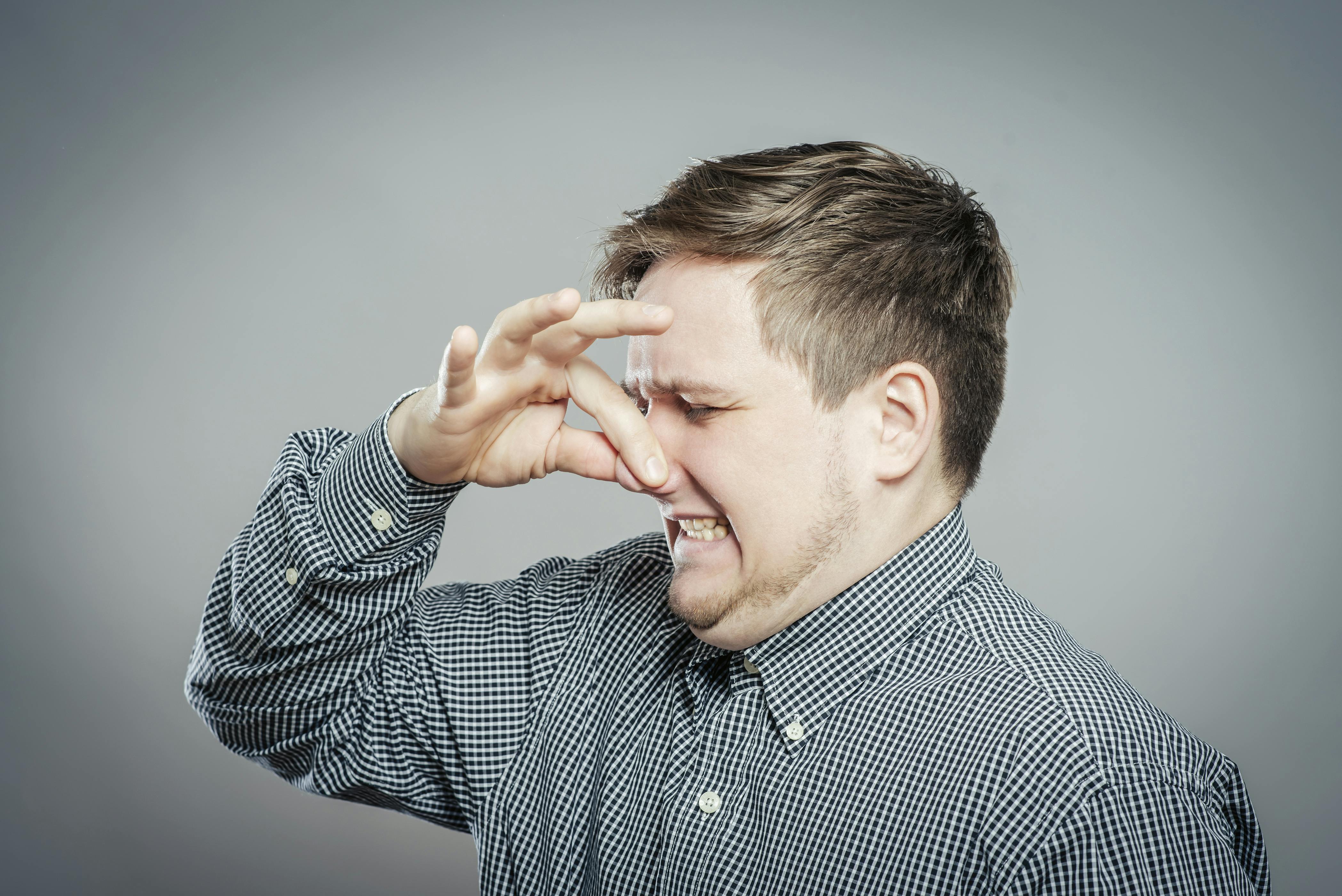 Jeg kan ikke holde min bror ud: Han holdt sig for næsen, da jeg satte maden på bordet.