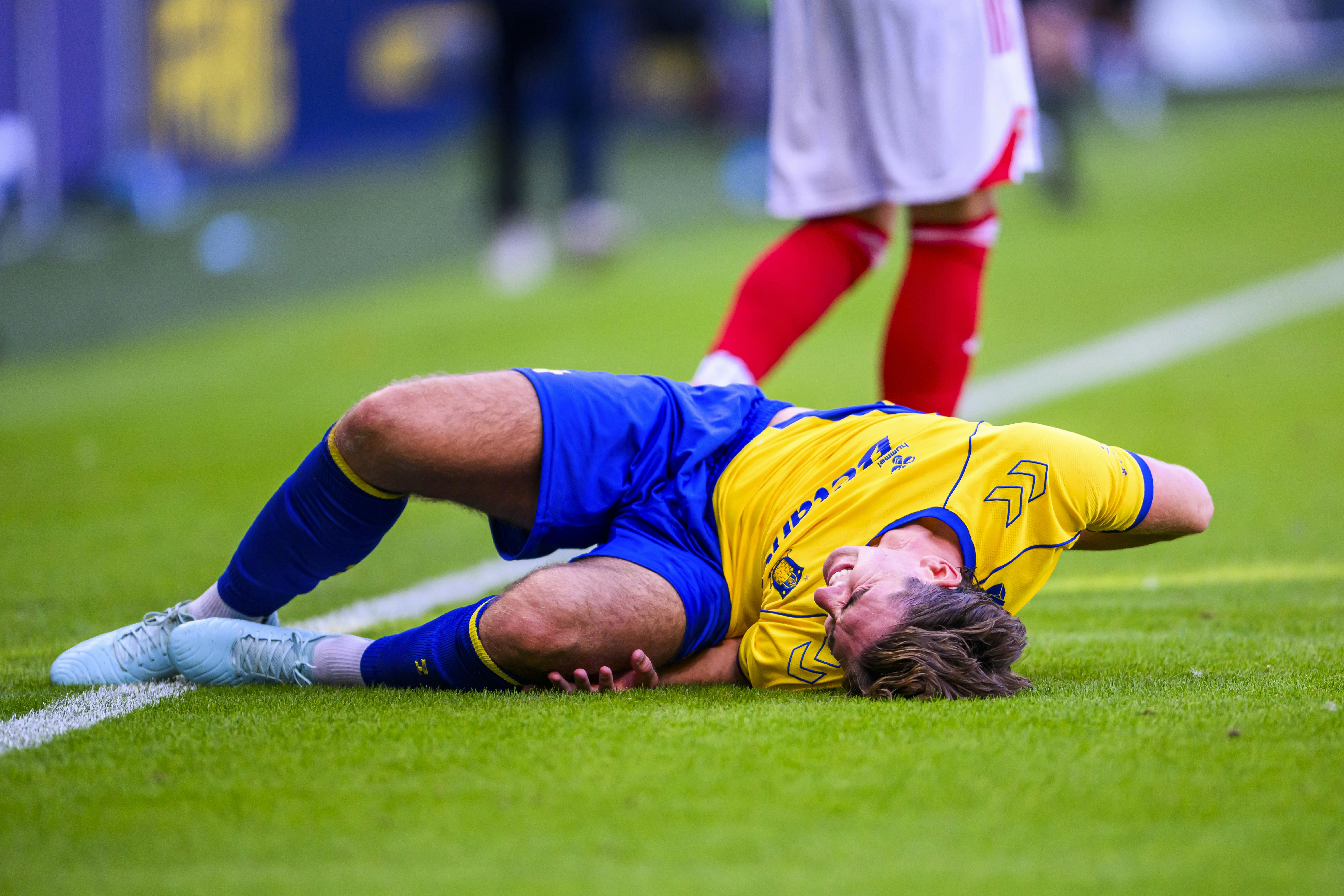 Fodboldspilleren Luis Binks fra Brøndby falder efter hård tackling. Vold er tilladt på banen - ikke ude i samfundet.