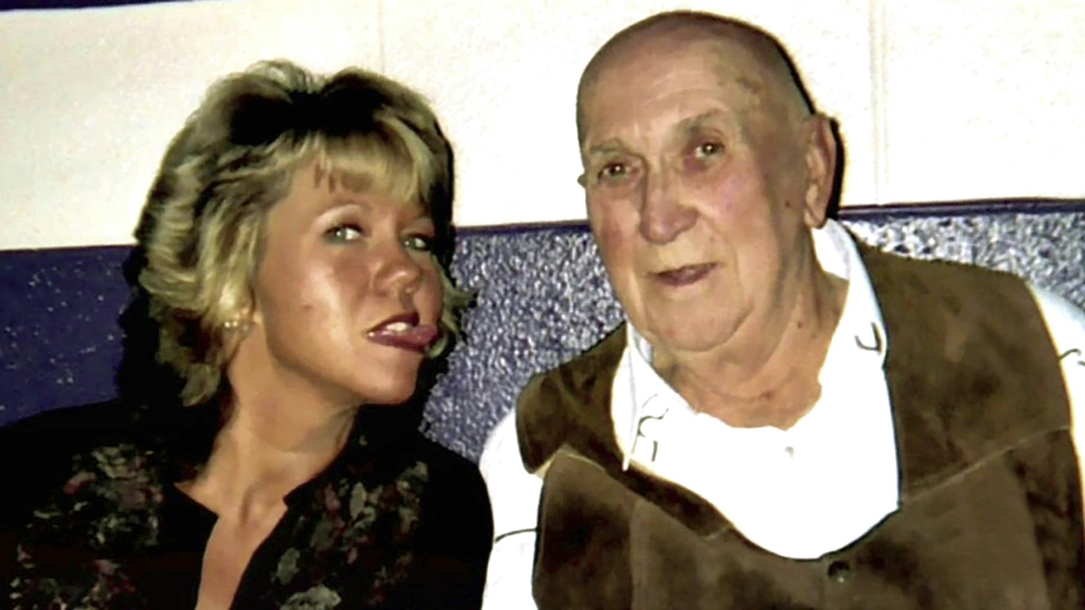 Myrder sin 44 år ældre nabo og elsker: Billede af Jack Rains og Tina Williamson.