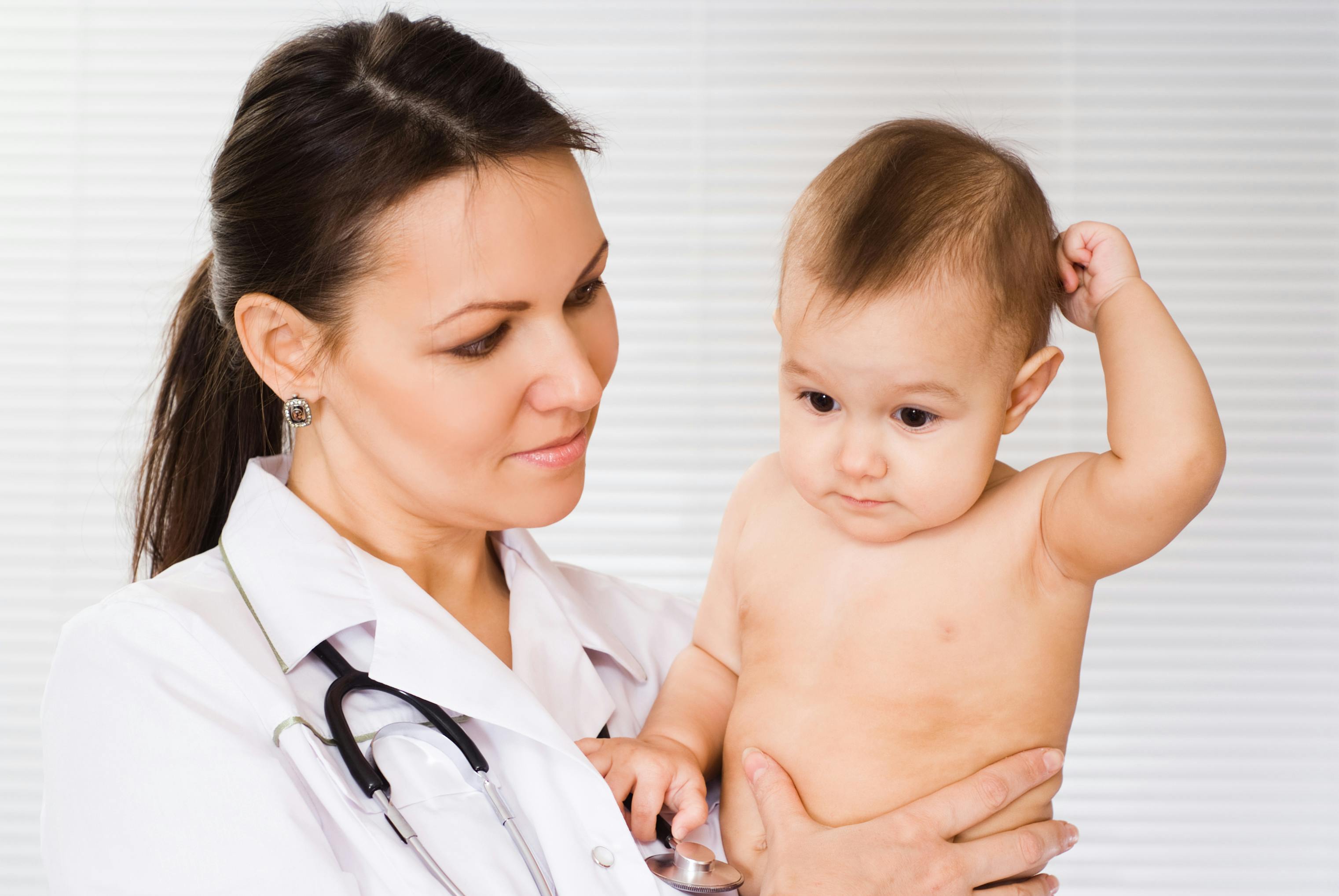 Skelende baby bliver undersøgt af kvindelig læge