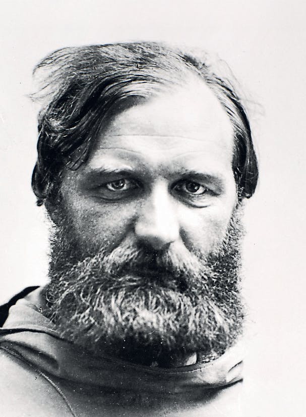 Peter Freuchen var den første redaktør på Ude og Hjemme.