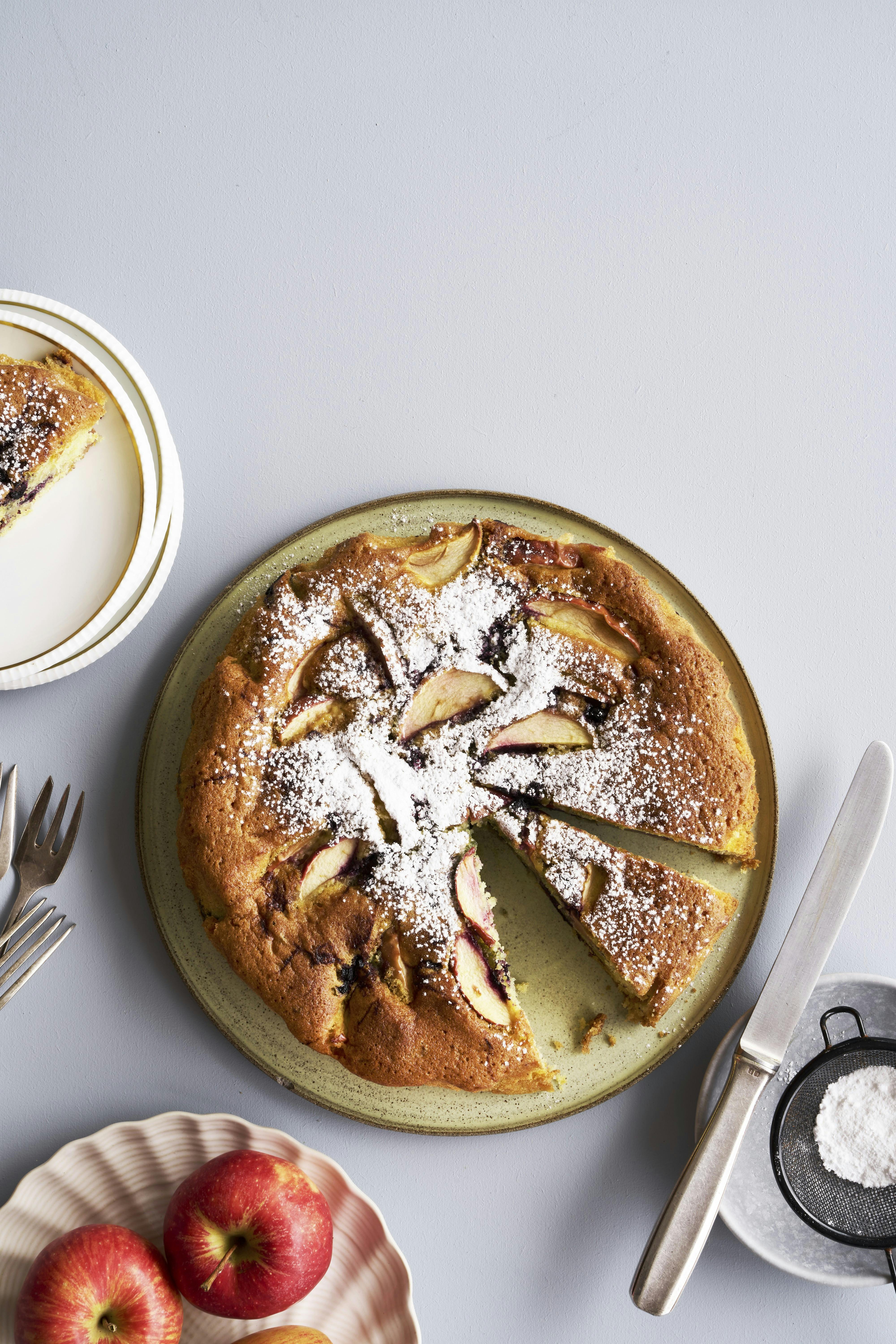 Æble-blåbærkage med marcipan