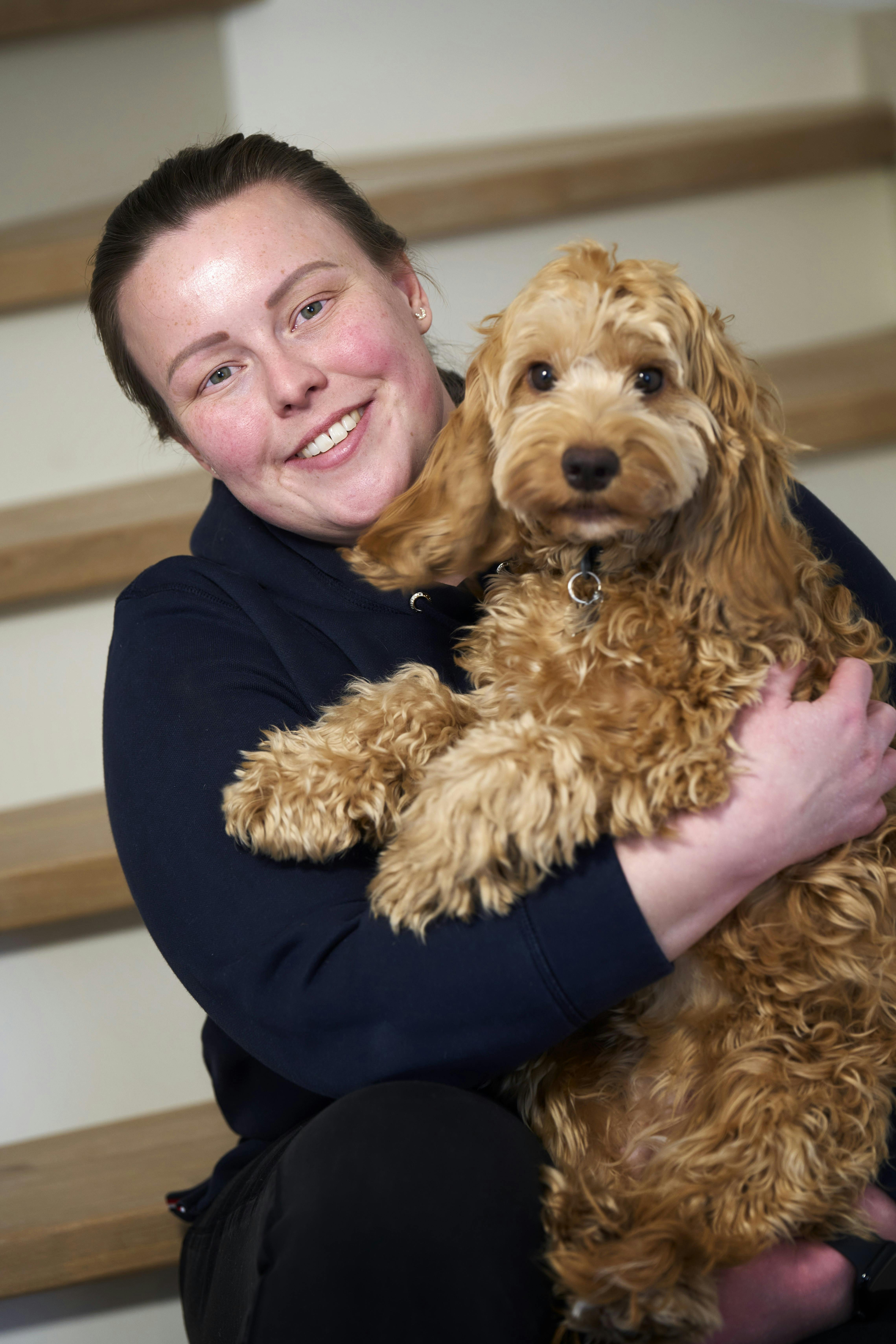 Michelle Bach Mogensen har fundet lykken. Her er hun sammen med sin hund.