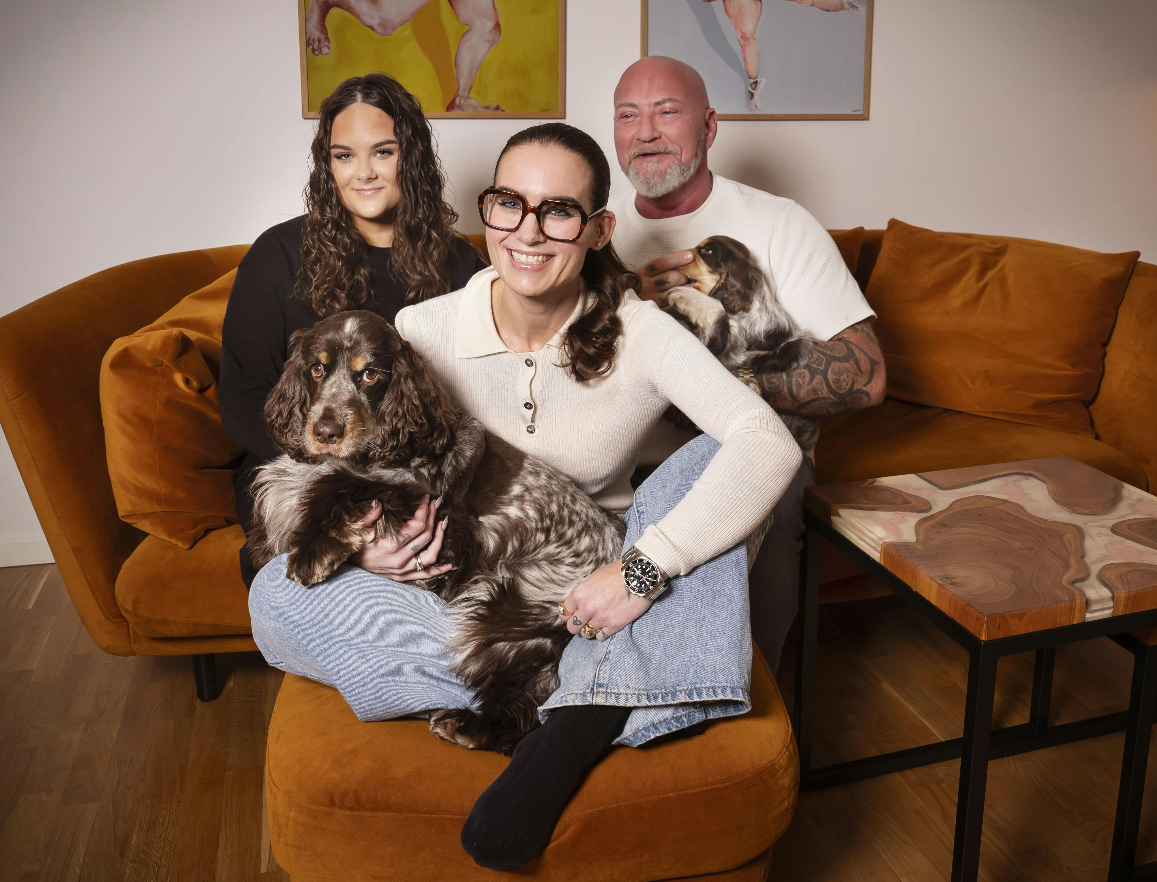 Josefine Vizago sammen med sin mand og datter.