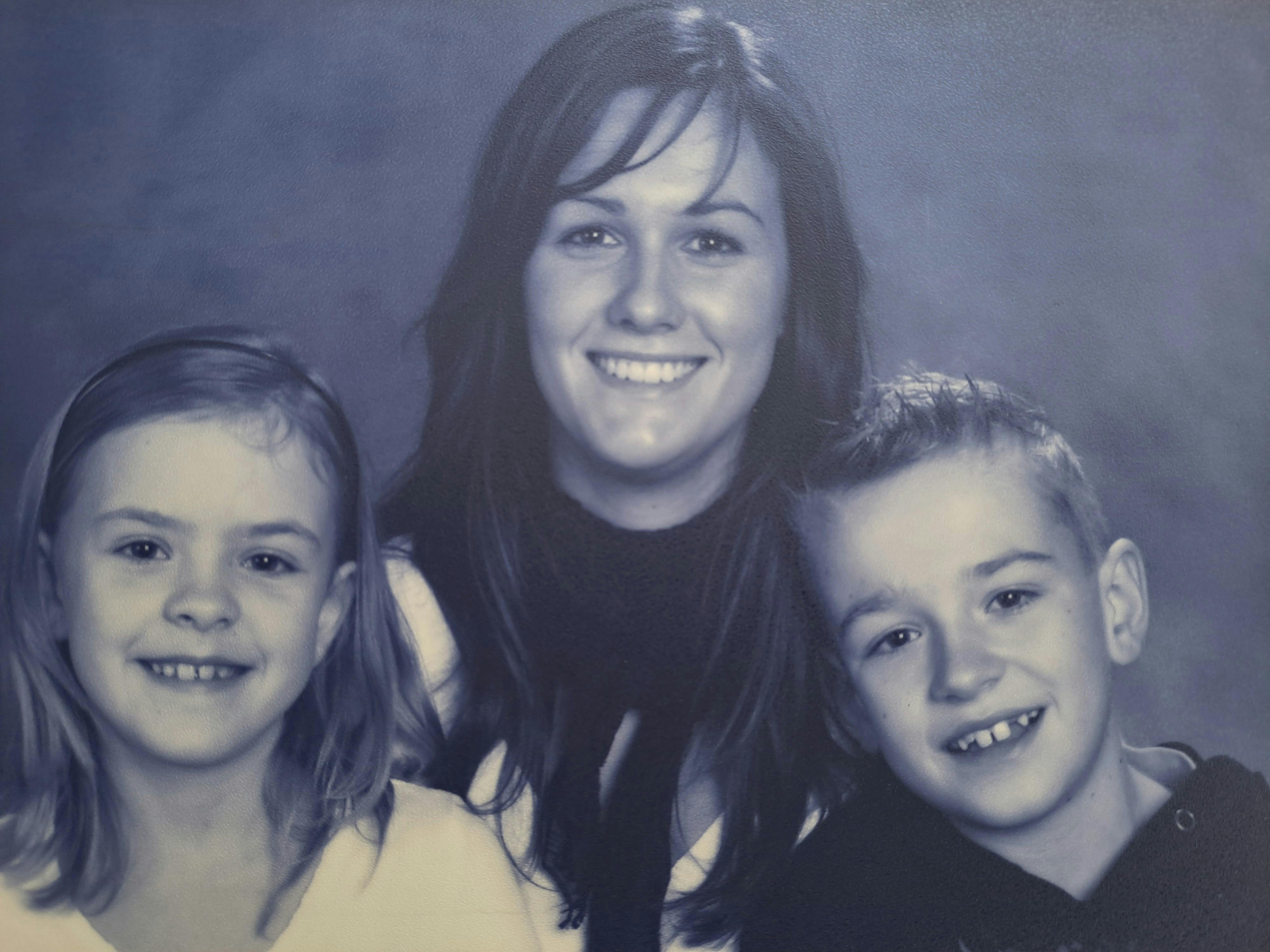 Mads Skjoldsøge med sine to søstre, Mie og Mette.