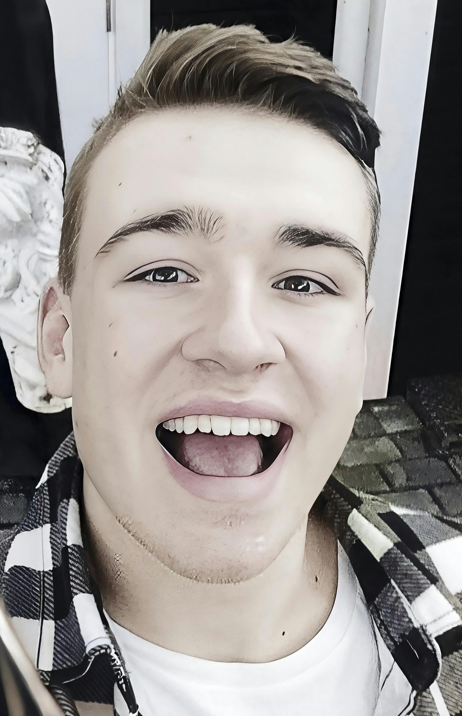 Lykkes søn, Mads Skjoldsøge, var 17 år gammel, da han i et frikvarter blev frarøvet livet, blot få hundrede meter fra sin skole i Hillerød. Kontroversen var startet et par dage tidligere, da gerningsmanden havde smidt en lighter fra sig på gaden, hvilket Mads havde påtalt. Konflikten eskalerede efterfølgende på de sociale medier, og den kulminerede i et dødeligt knivstik.