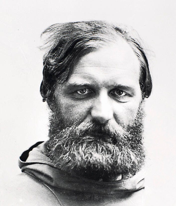 Den berømte polarforsker Peter Freuchen var den første chefredaktør på Ude og Hjemme.