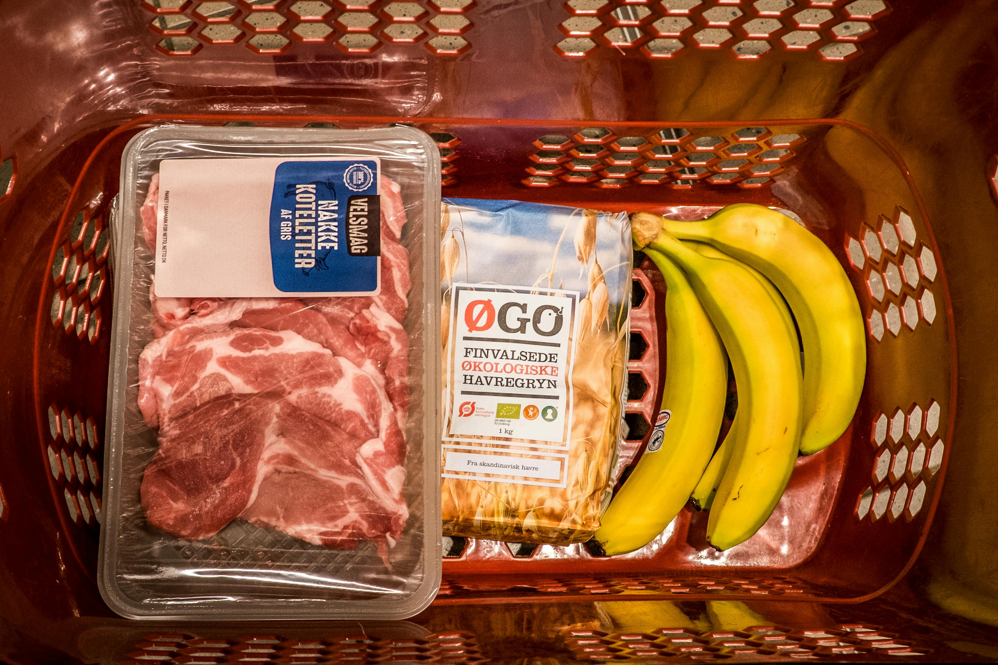 Varer i indkøbskurv i Netto - fødevarecheck giver måske flere vælgere.