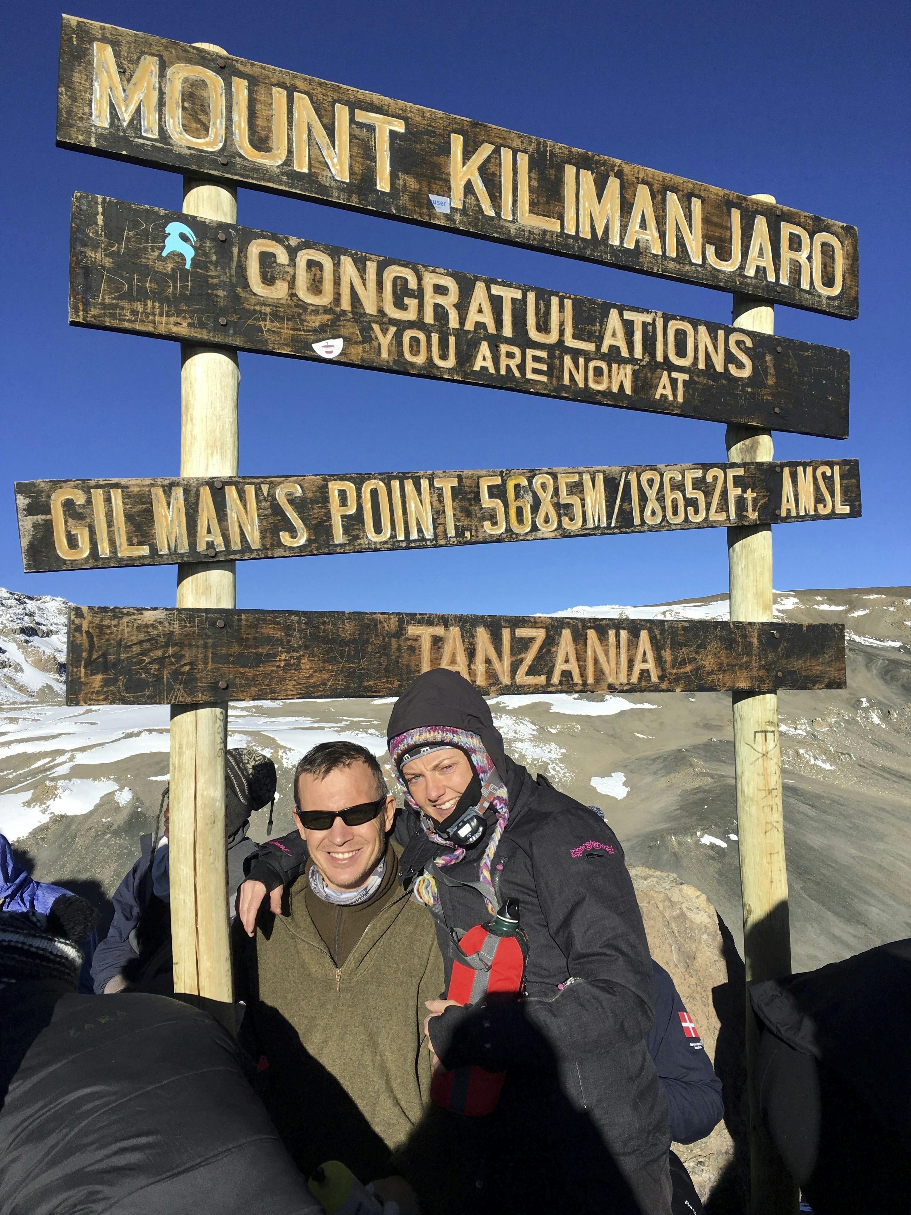Michael Jørgensen og Rikke på toppen af Kilimanjaro 6.9 mb