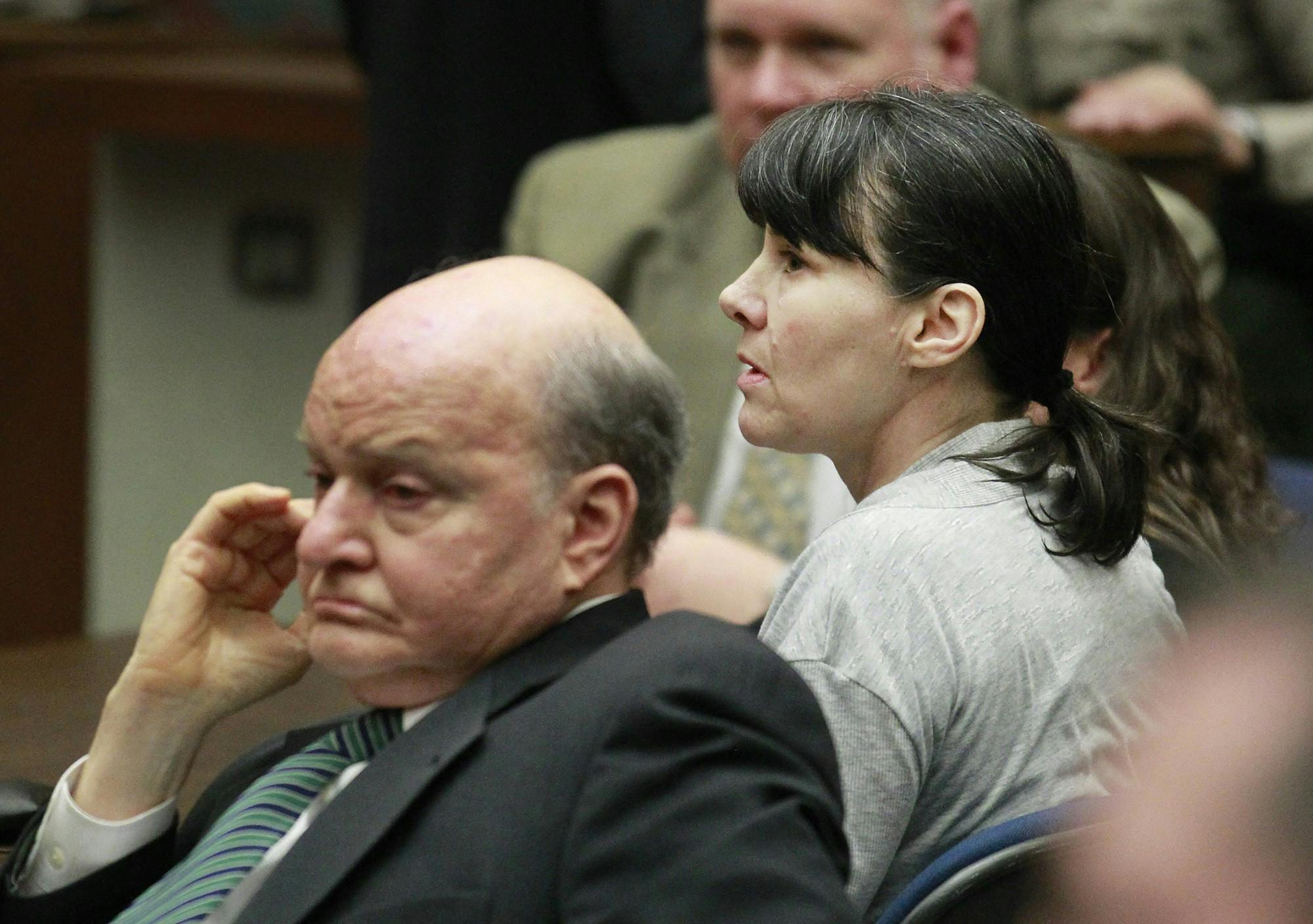 Morderen Stephanie Lazarus i retten - hun blev afsløret af dna på et papkrus.