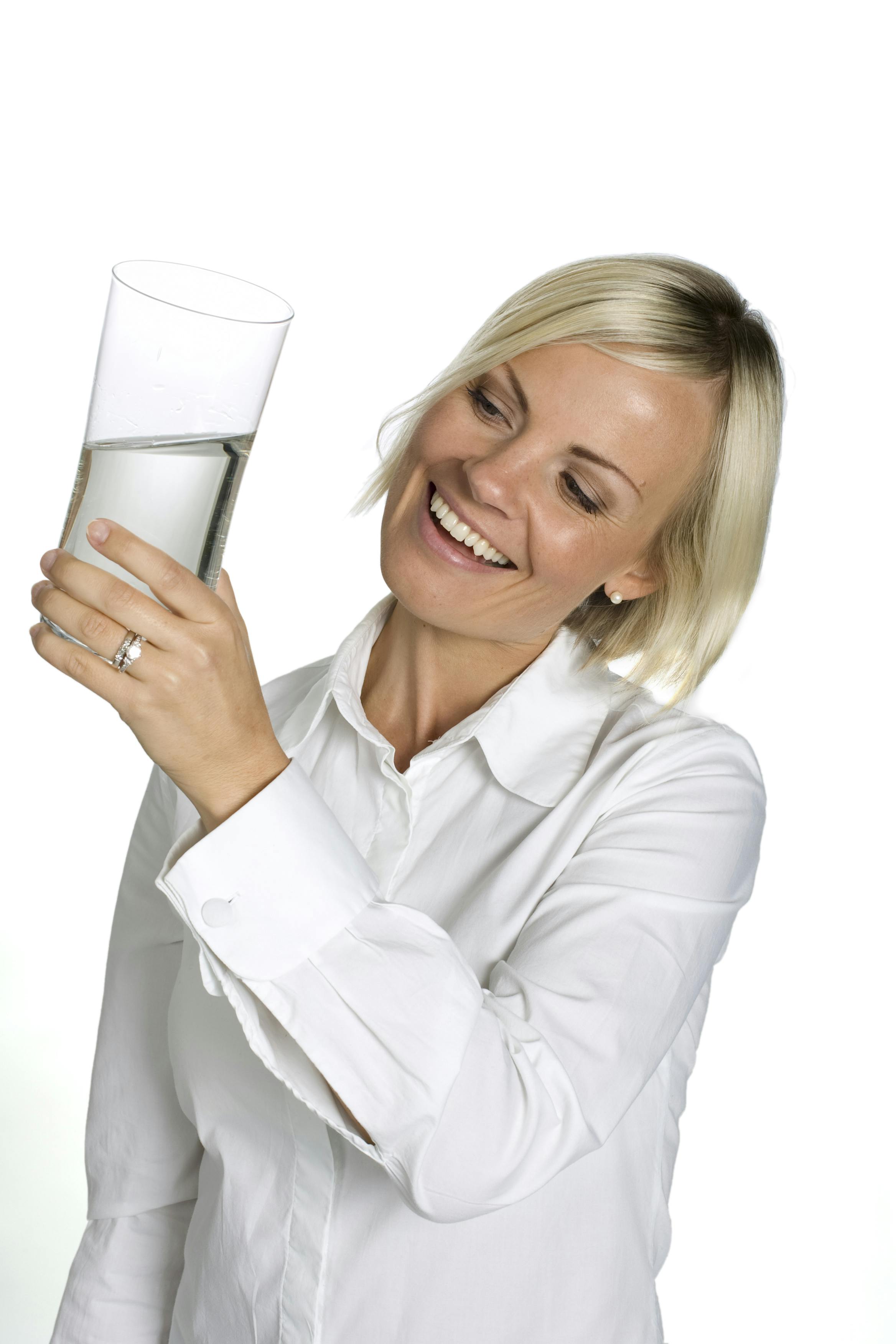 Kvinde med vandglas - man kan roligt drikke løs af vand.