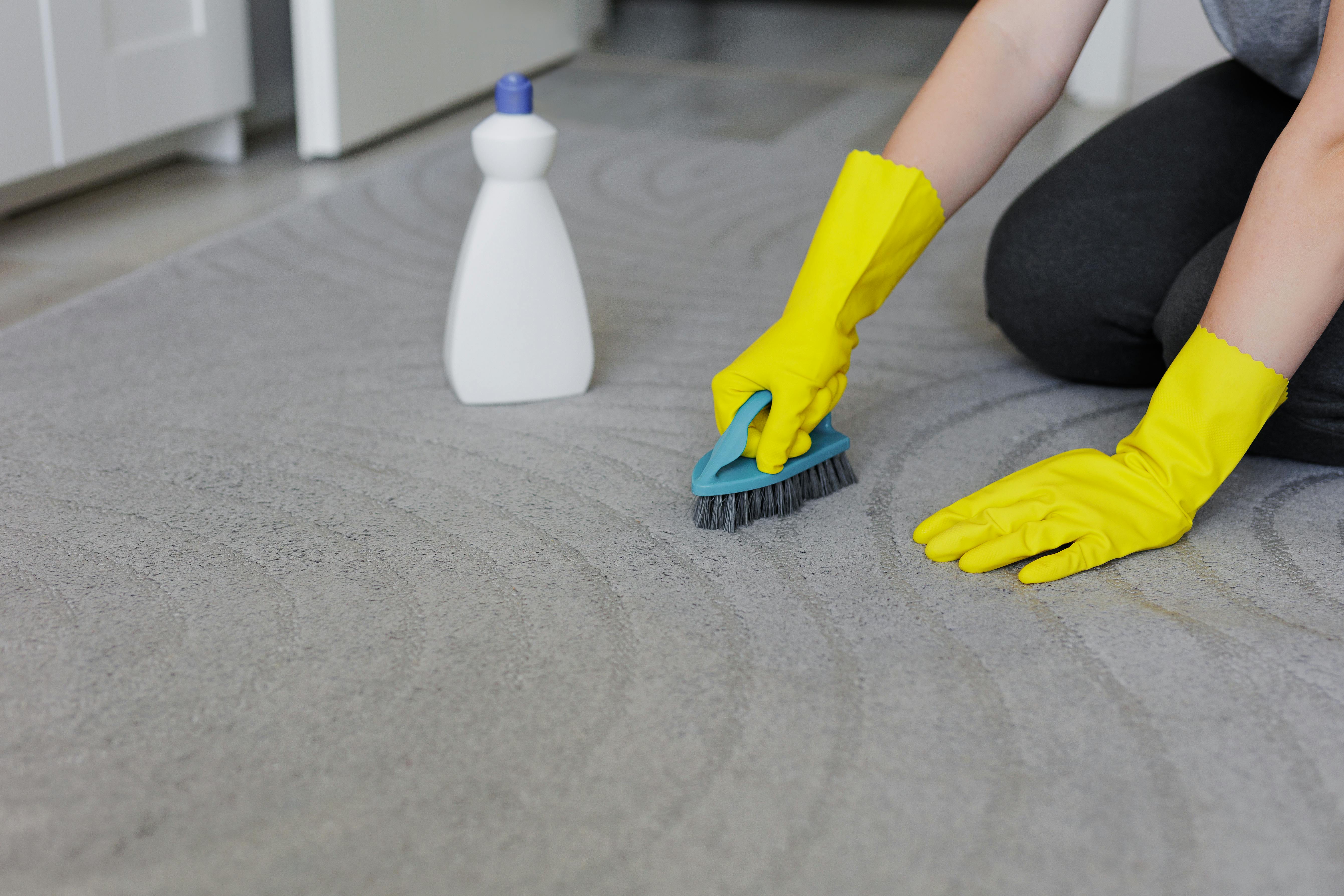 Gode råd er gratis. Pletter på gulvtæppet.