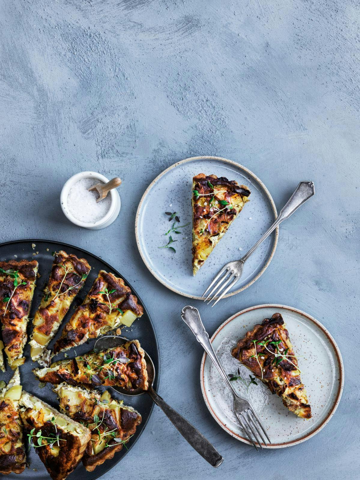 Kartoffeltærte med bacon, løg og timian