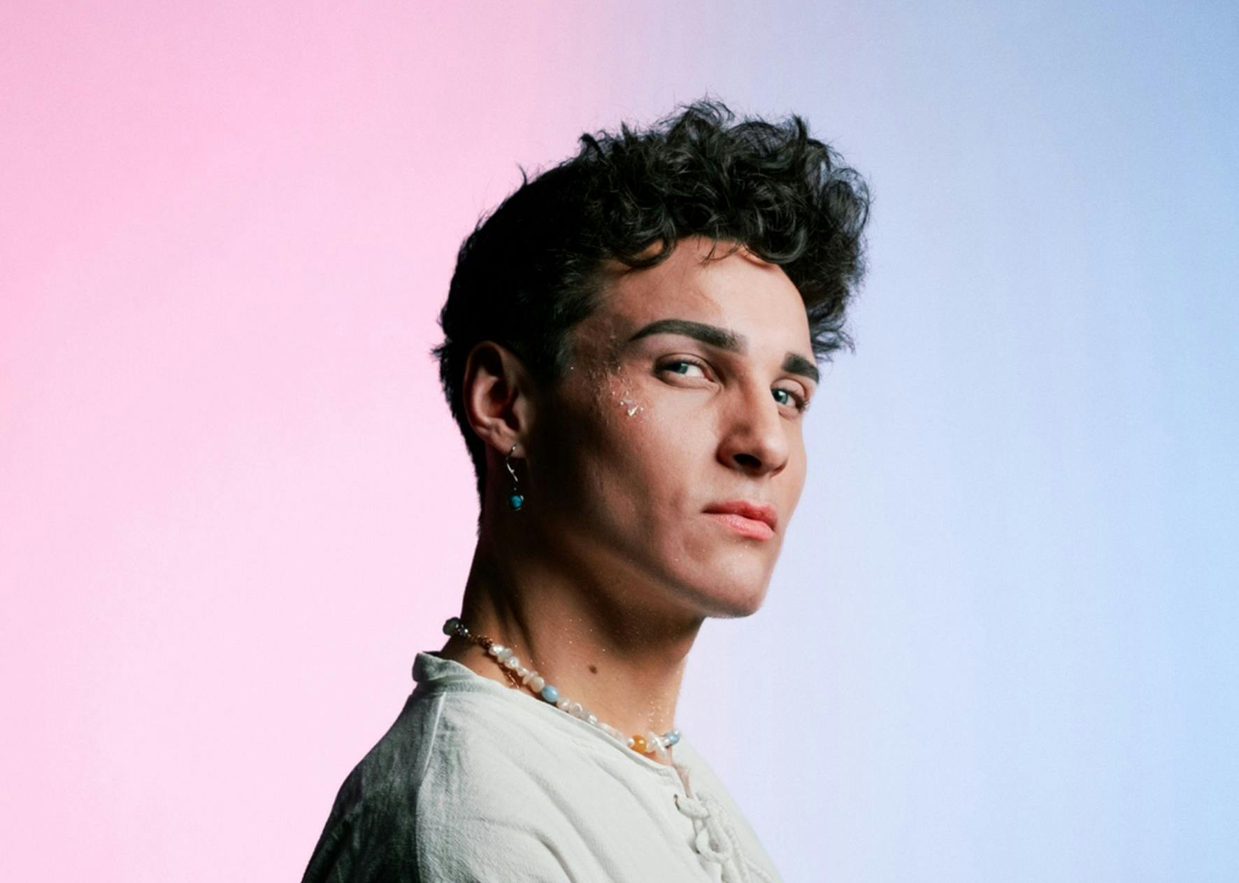 Sander Sanchez stiller op med nummeret "Two Spirits".