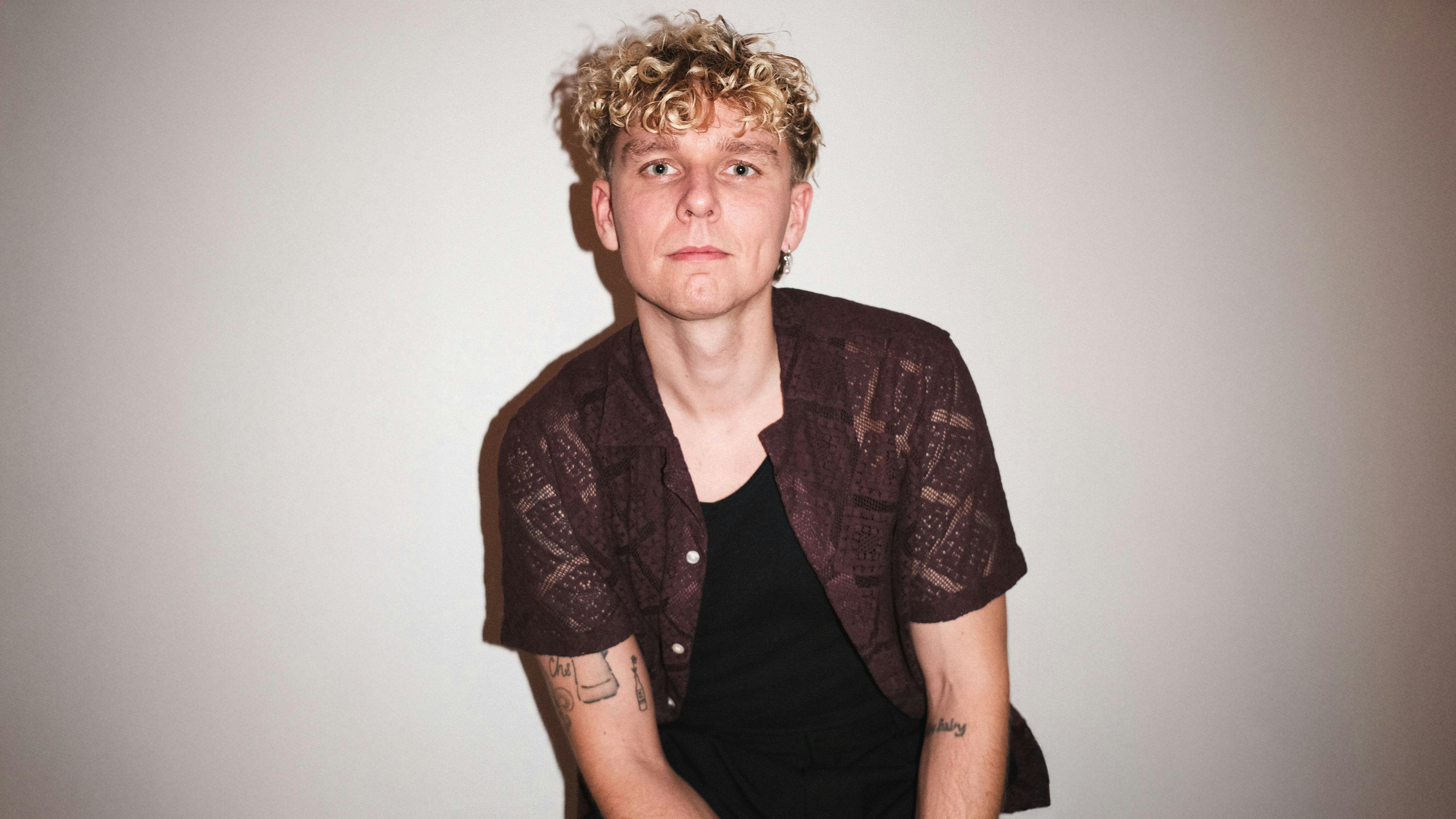 Emil Otto stiller op med nummeret "Copenhagen Noir".