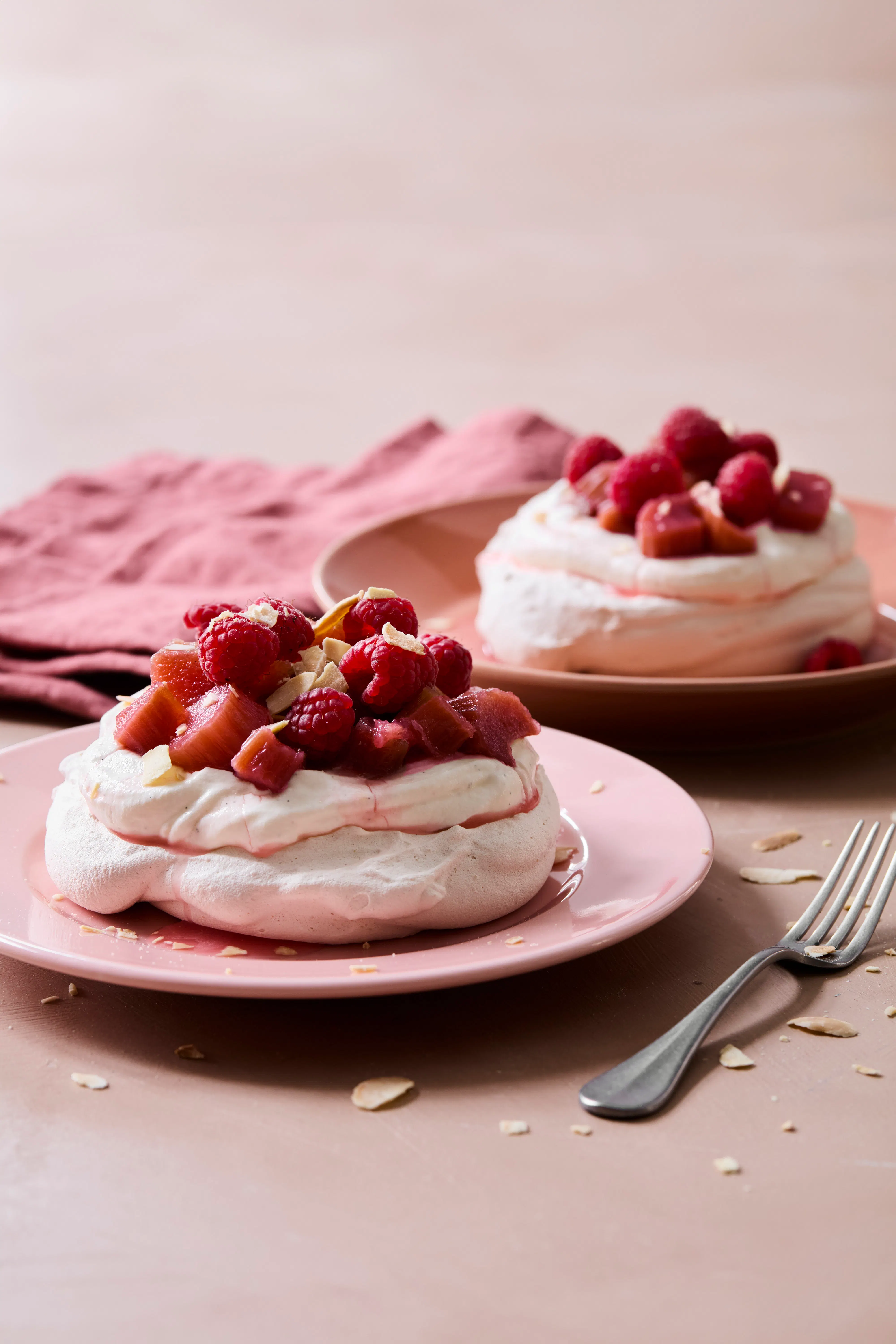 Mini-pavlova med bagt rabarber | Ude og Hjemme