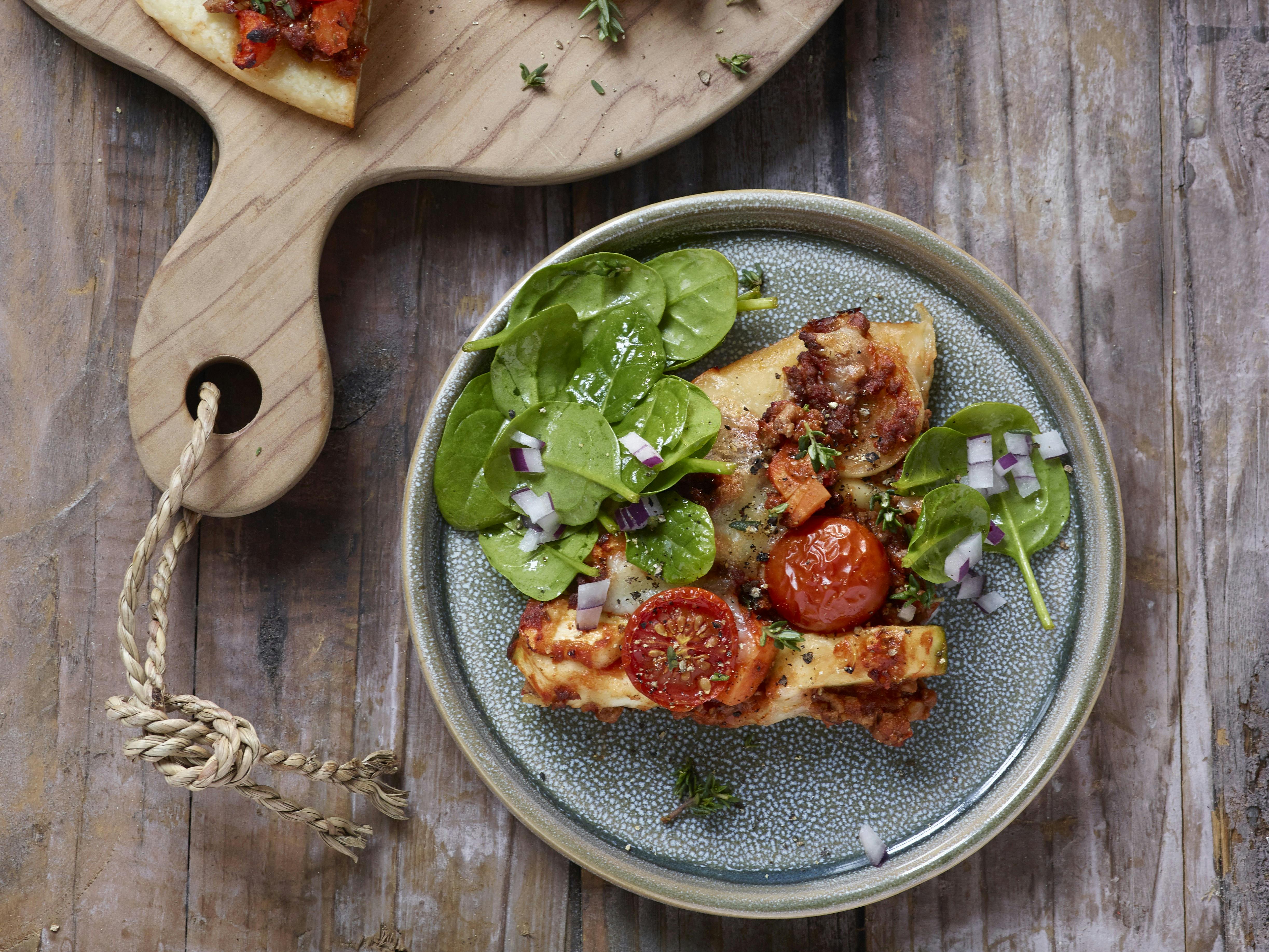 Pizza med oksekød, mozarella og tomat
