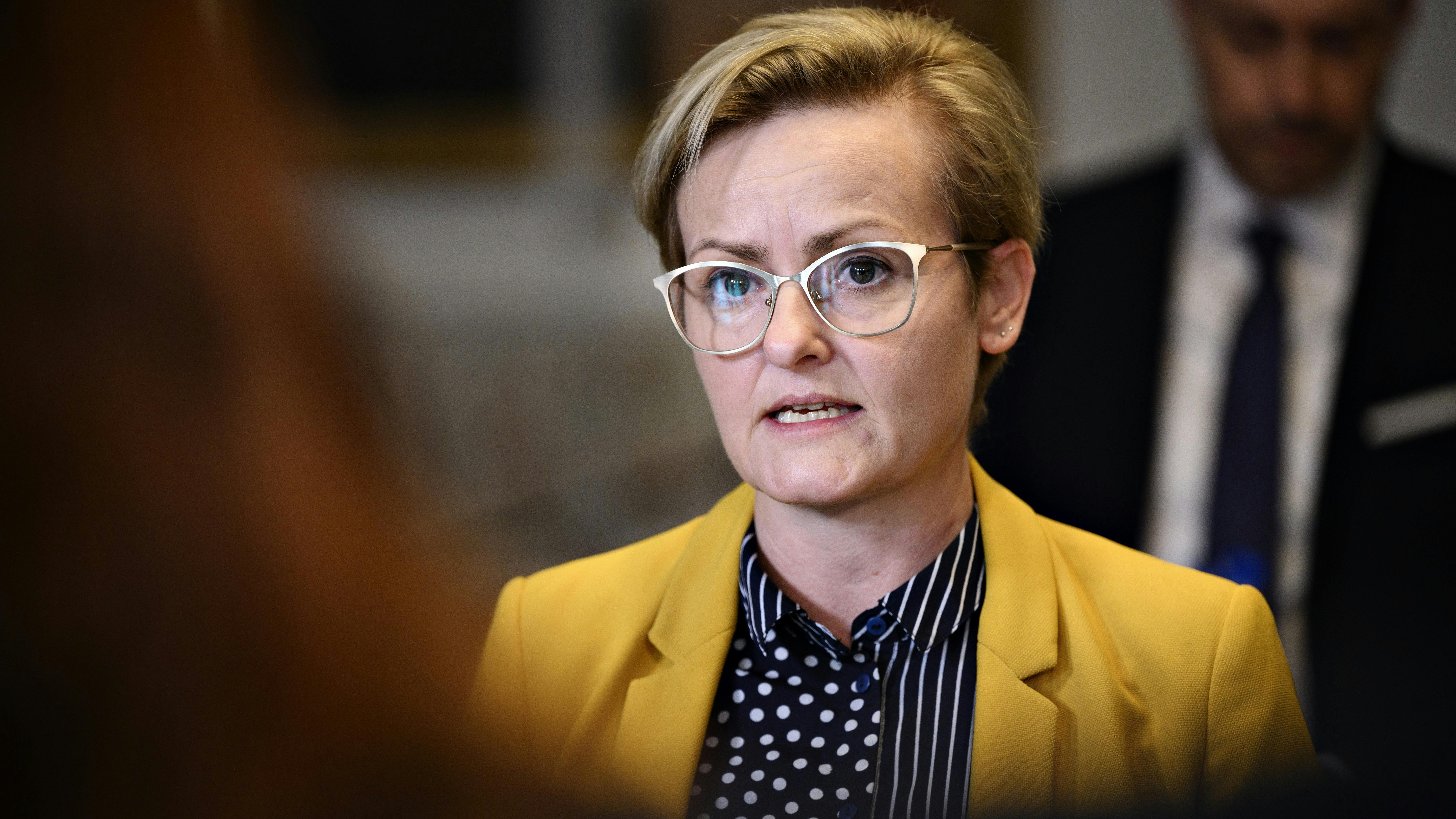 Børne- og undervisningsminister Pernille Rosenkrantz-Theil kastede i 1994 levende høns ned i folketingssalen ? i protest mod nedskæringer. Hun blev dømt efter straffeloven, men slap for en dom for dyremishandling.