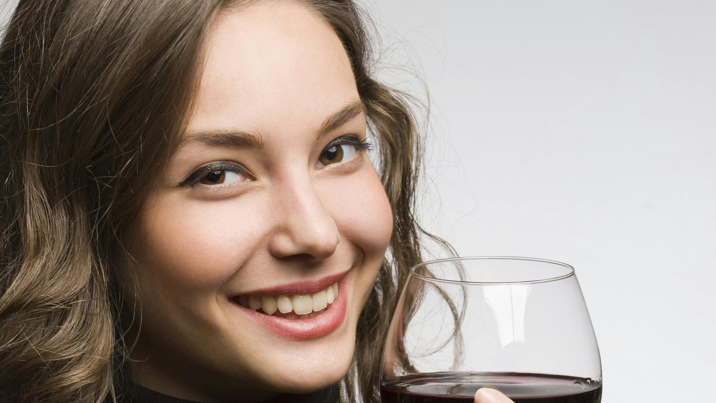 Sådan undgår du hovedpine af rødvin