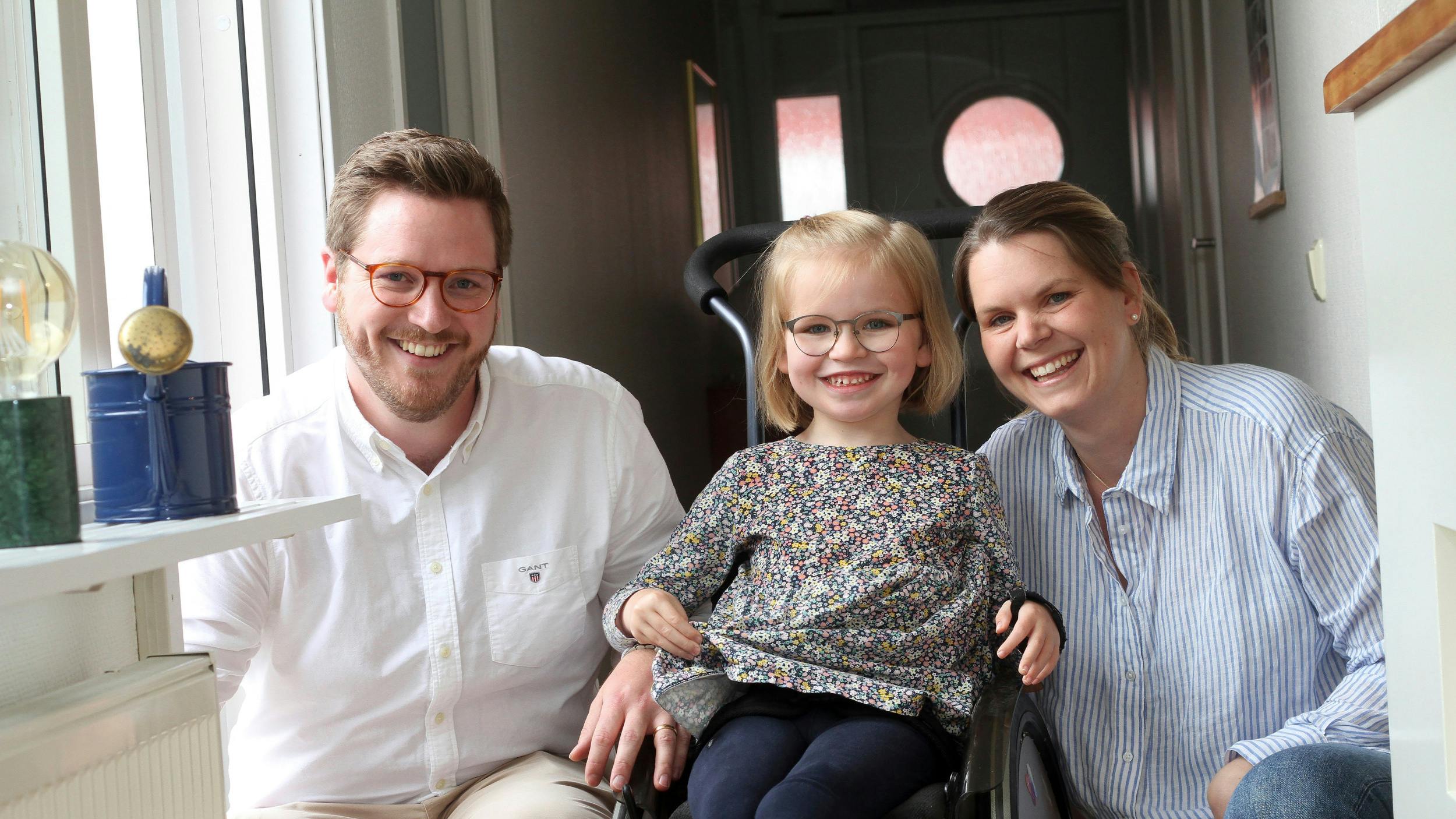 Far Henning og mor Johanna kan slet ikke undgå at smile, når de er sammen med deres lille solstråle, 6-årige Stina.