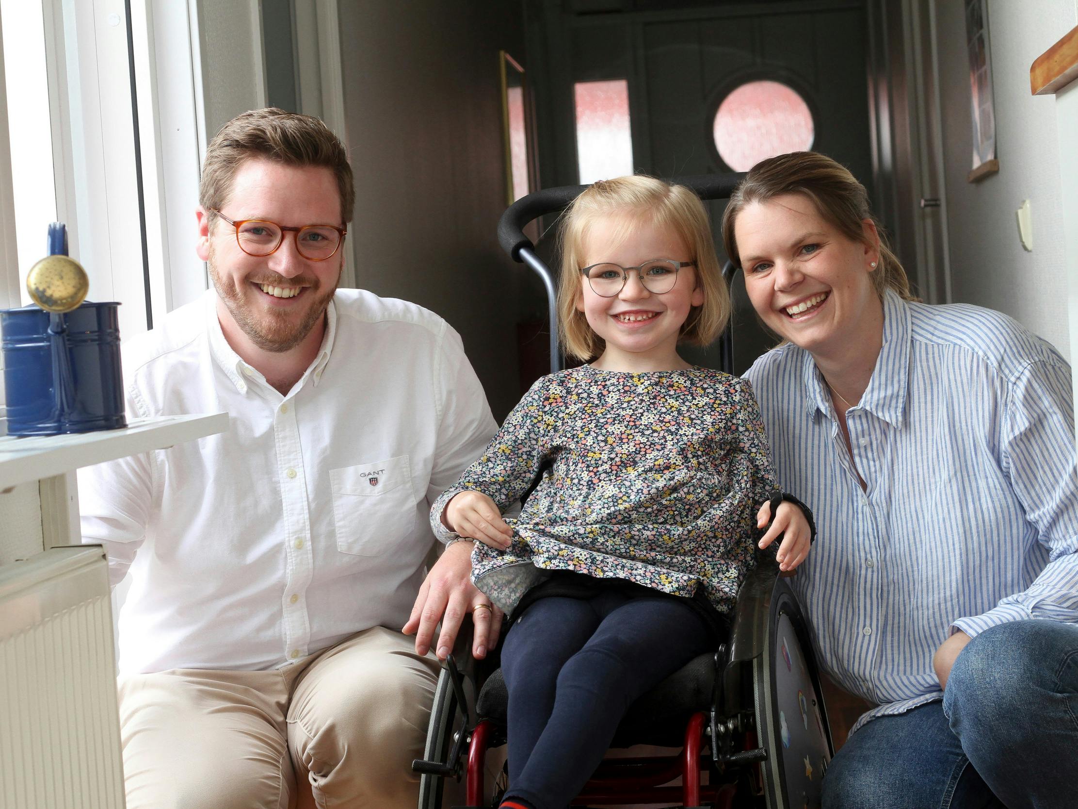 Far Henning og mor Johanna kan slet ikke undgå at smile, når de er sammen med deres lille solstråle, 6-årige Stina.