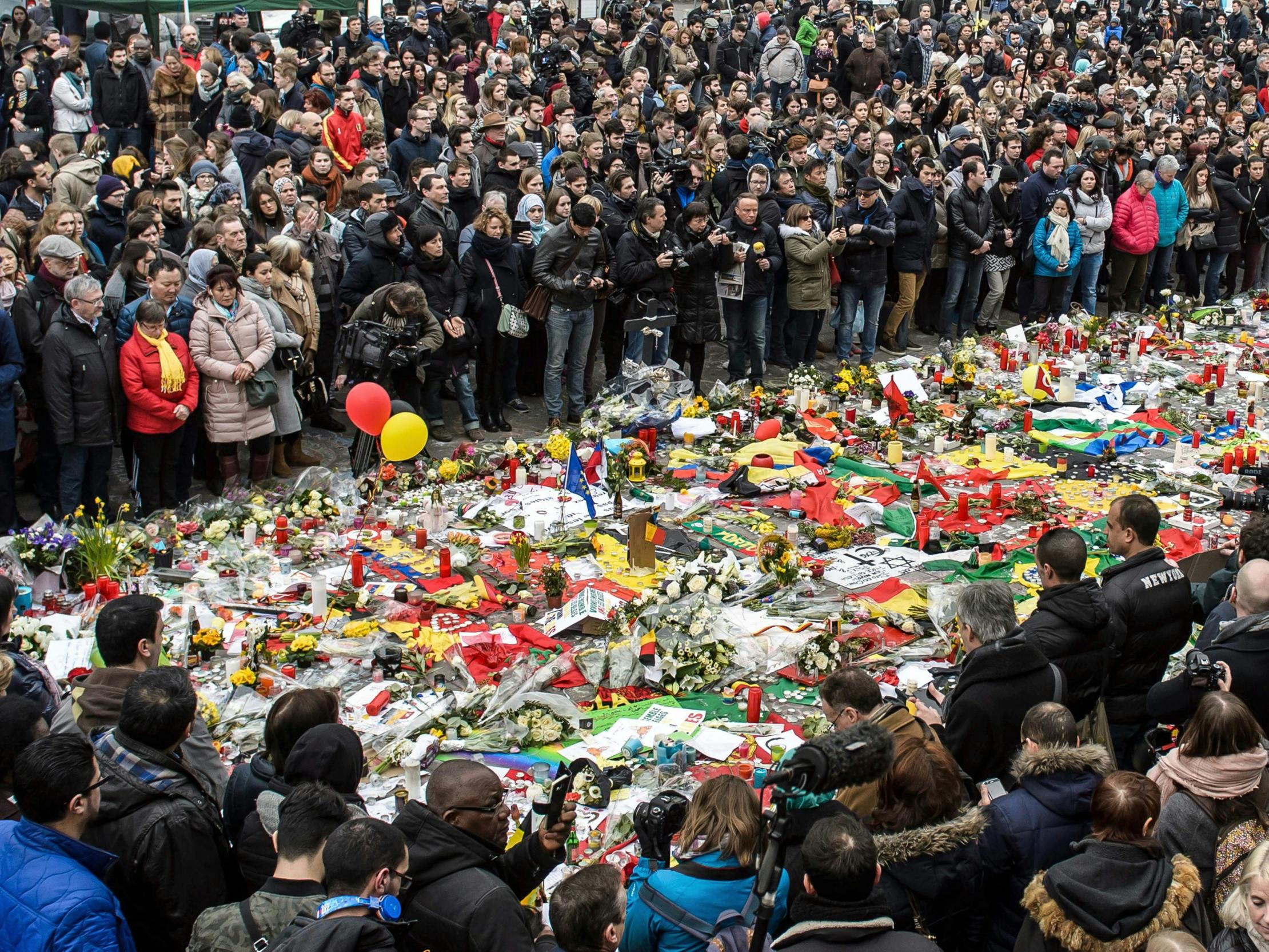 Tusinder af mennesker samledes til en mindehøjtidelighed for at ære de mange dræbte og sårede for de tre bombeeksplosioner i Bruxelles den 22. marts 2016.