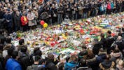Tusinder af mennesker samledes til en mindehøjtidelighed for at ære de mange dræbte og sårede for de tre bombeeksplosioner i Bruxelles den 22. marts 2016.